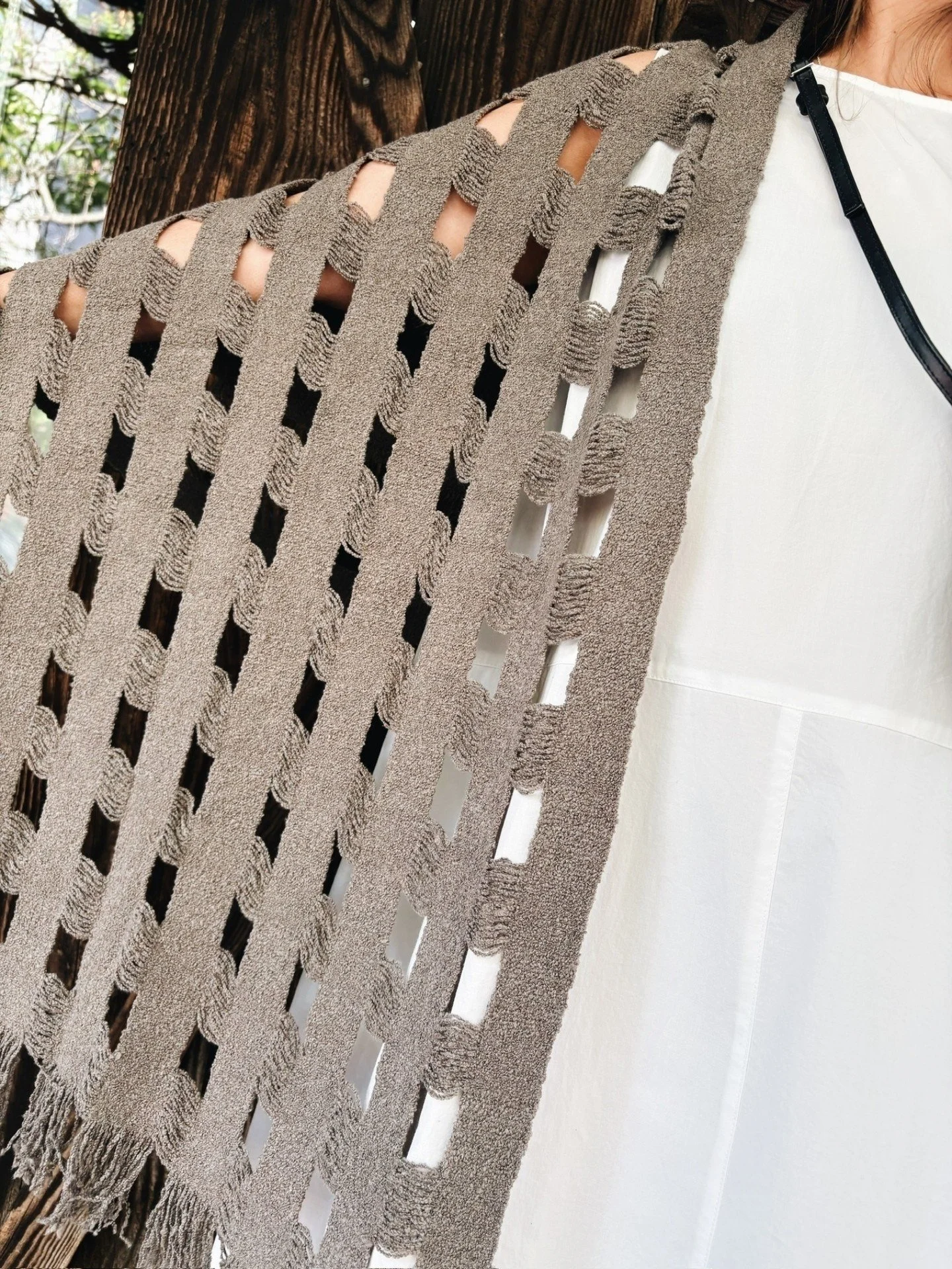 The Handwoven Grid Wrap in Granite from @laurenmanoogian 🌟 (+ our newest arrival from @kloke)