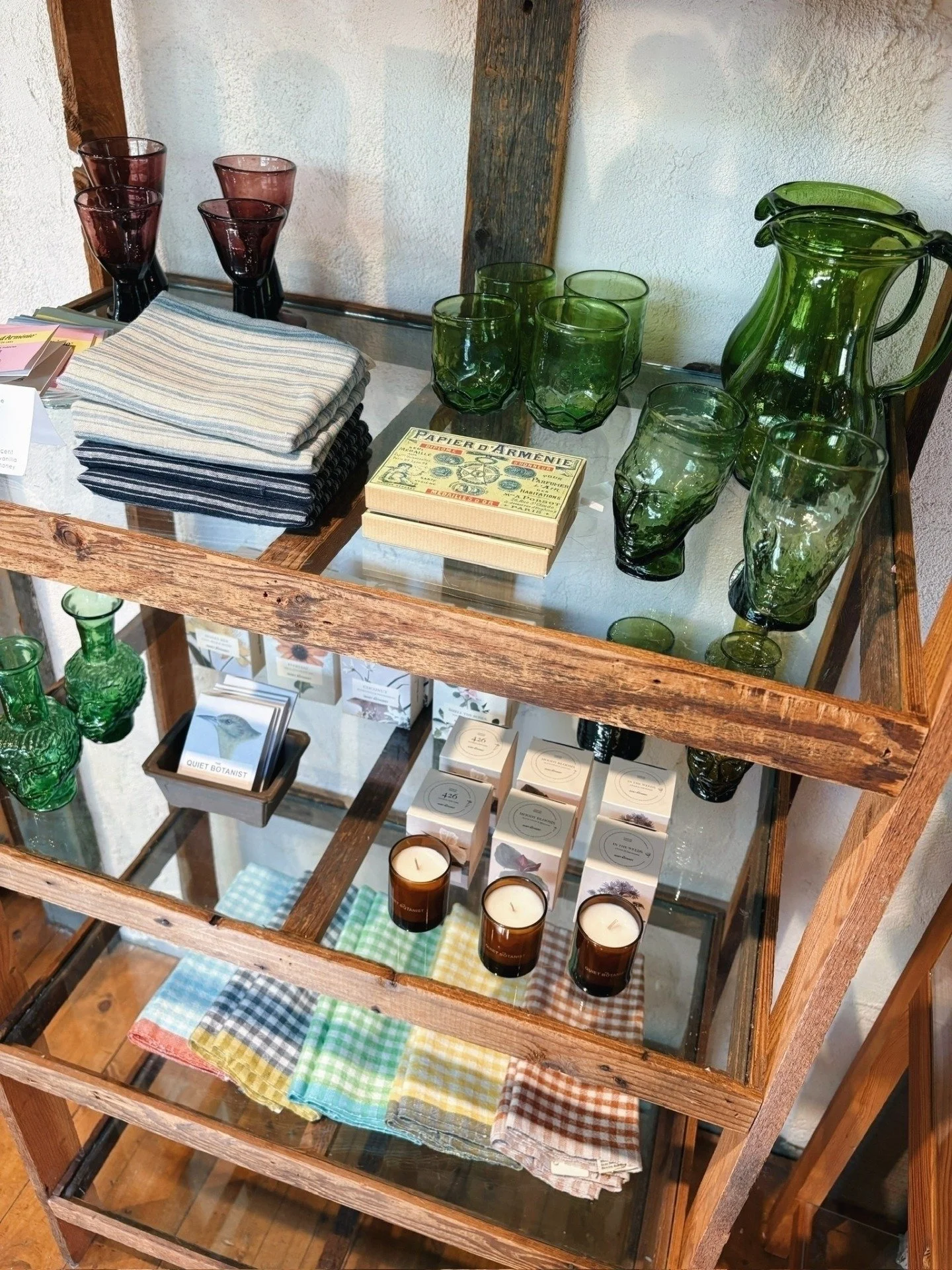 The deck is lookin pretty with some of our favorite home pieces 🤗