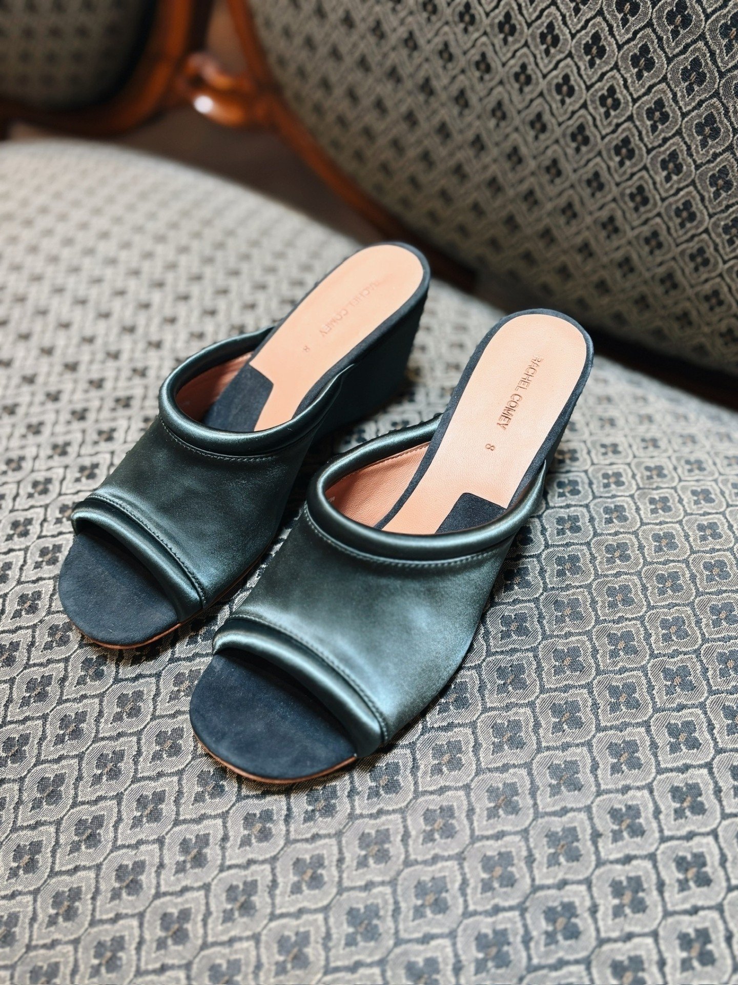 The Open Toe Bully Mule in Dark Juniper Bonded Satin from @rachelcomey 🫶

Open today 11-5!