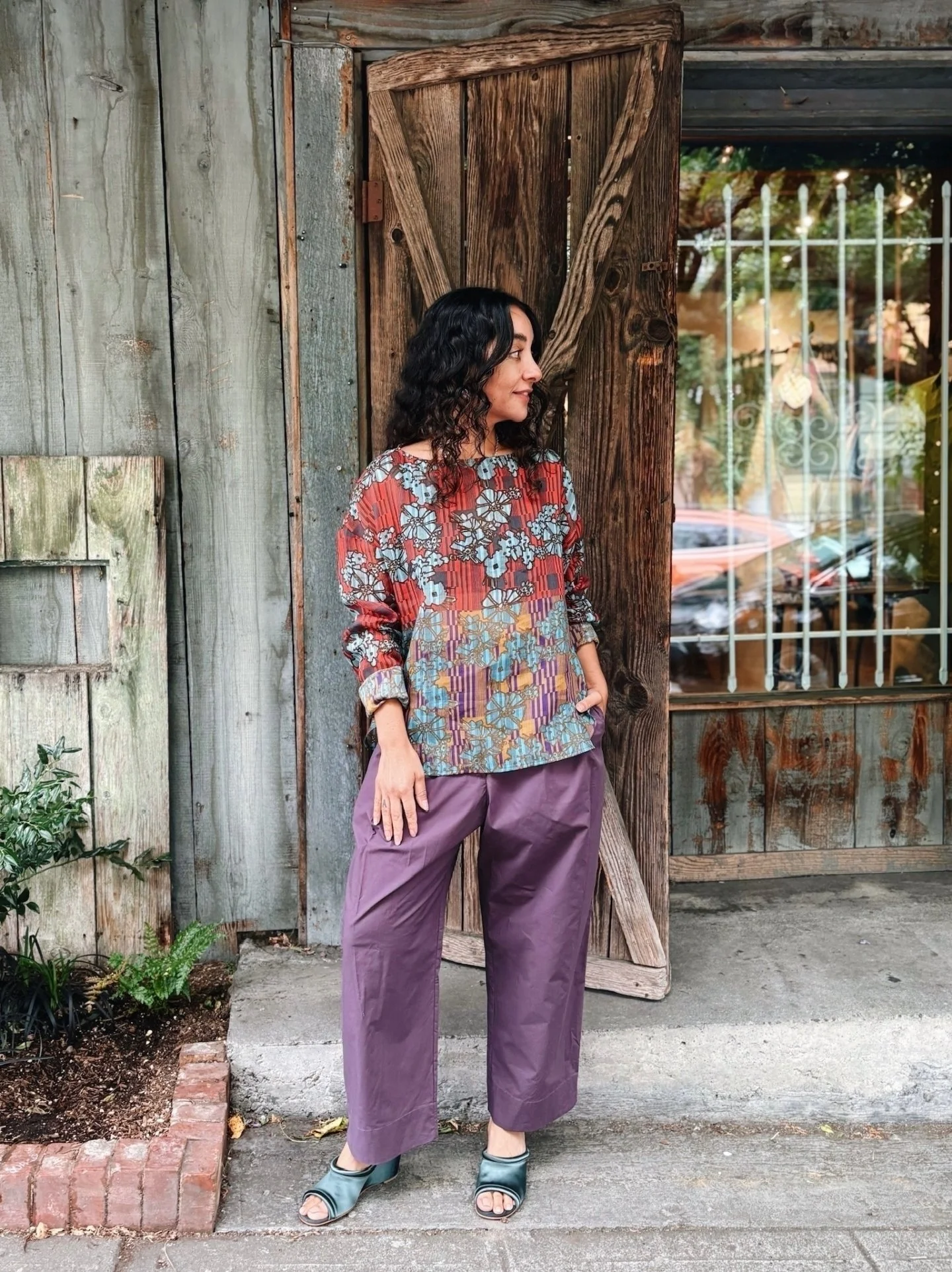 @rachelcomey from head to toe ❤&zwj;🔥The Barter Top in Hibiscus Print, Babar Pant in Prune, and Open Toe Bully Mule in Dark Juniper