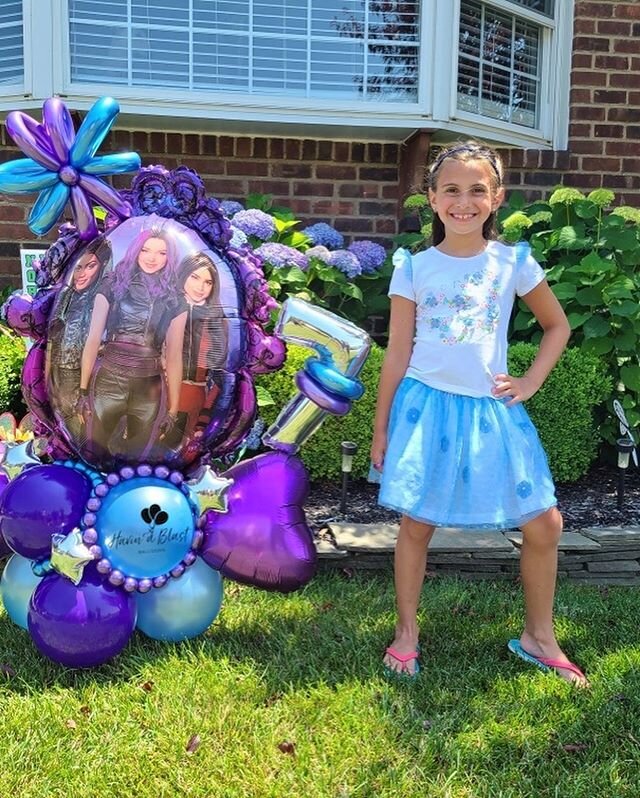 Who doesn&rsquo;t love a customized birthday bouquet the same size as them. Happy 7th birthday to this superstar! .
.
#chromeballoons #balloonstylist #balloonsbouquet #nyballoons #balloontwister #balloondecor #drivebybirthday #quarantine #smallbusine