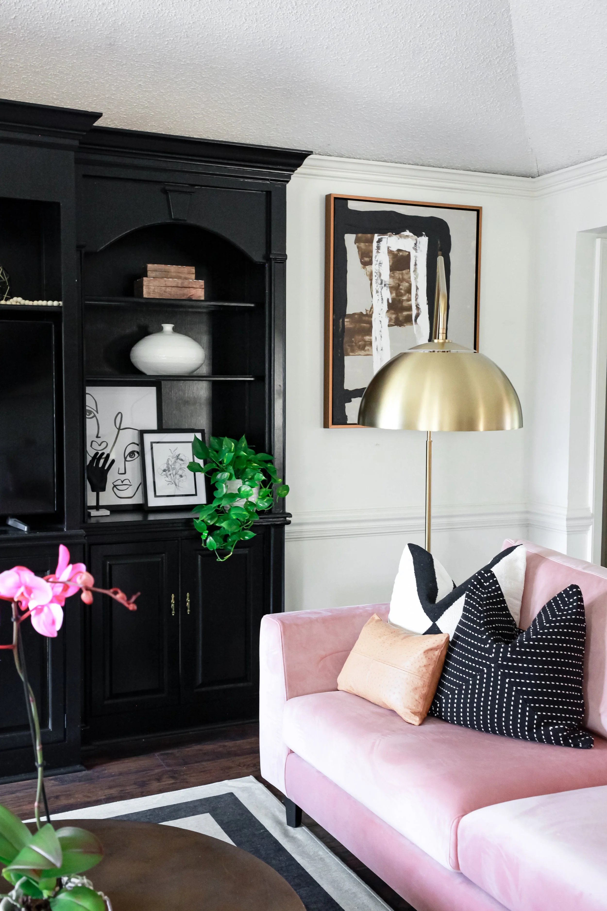 The Art of Layering Textures in a Cozy Living Room 