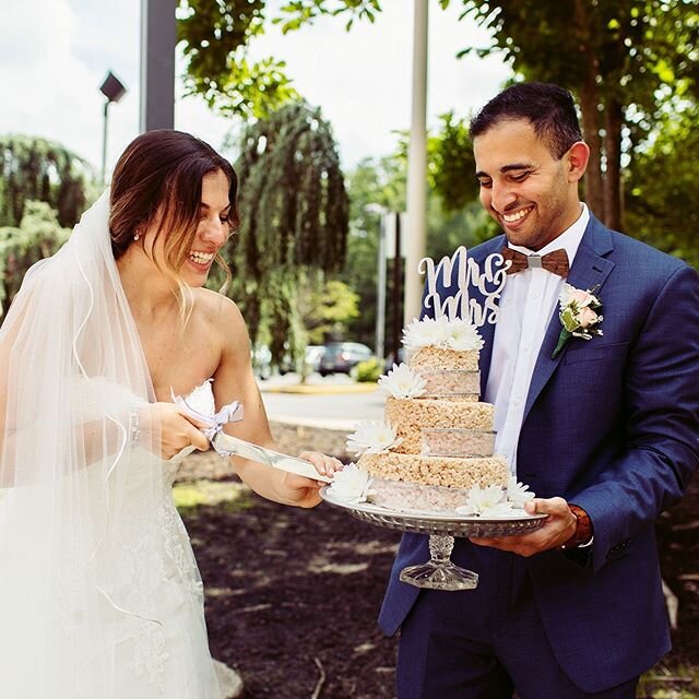 K + M kept their wedding simple with the most delicious rice krispie wedding cake to date. Excited to see these two on the blog today. Link in profile 👆👆 #NJwedding #NJweddings #NJbrides #newjerseybride #northjerseywedding #njphotographer #newjerse