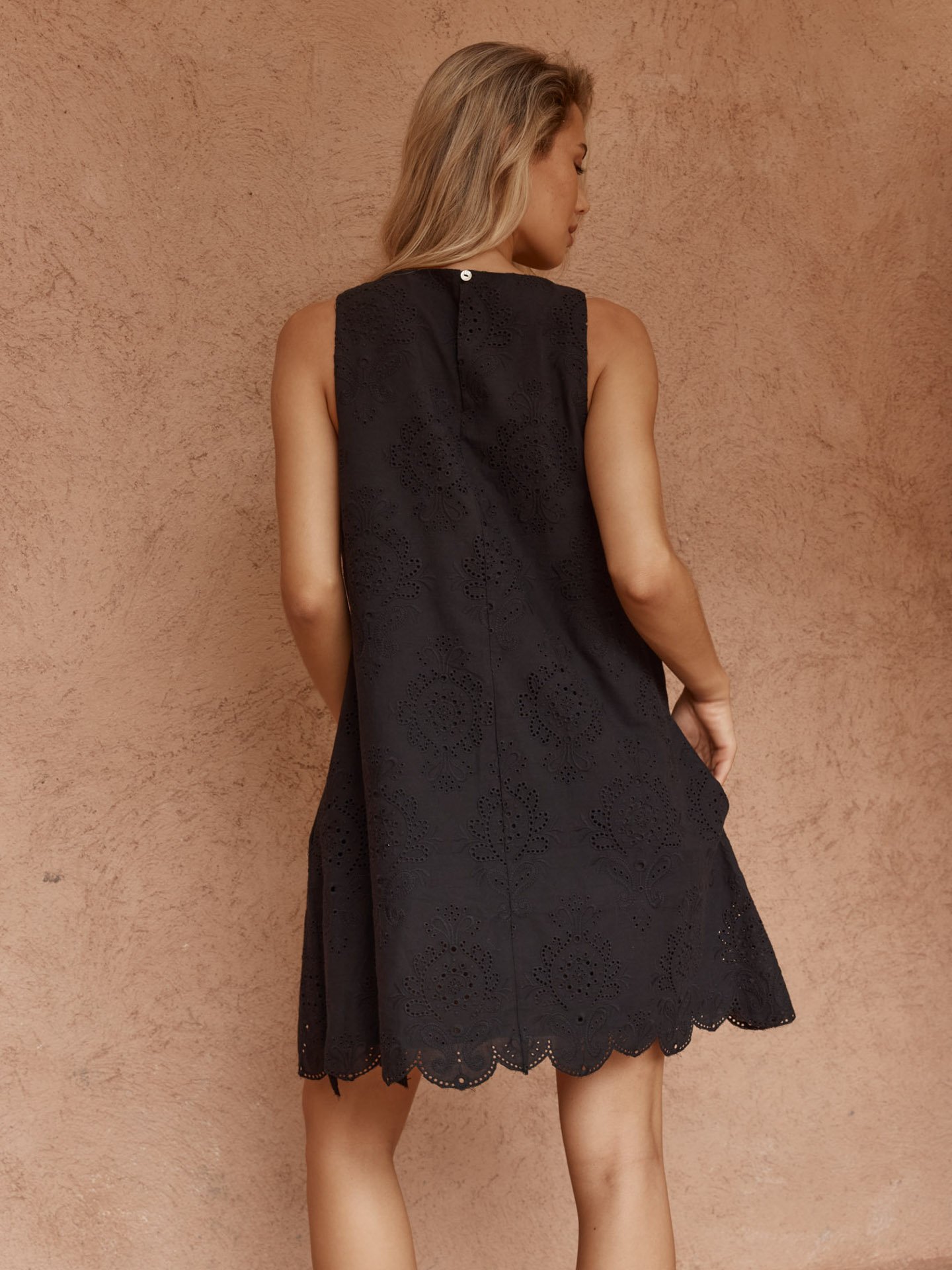 SASS-Mavis-Broderie-Shift-SS20859-BLACK_CottonWool (3).jpg