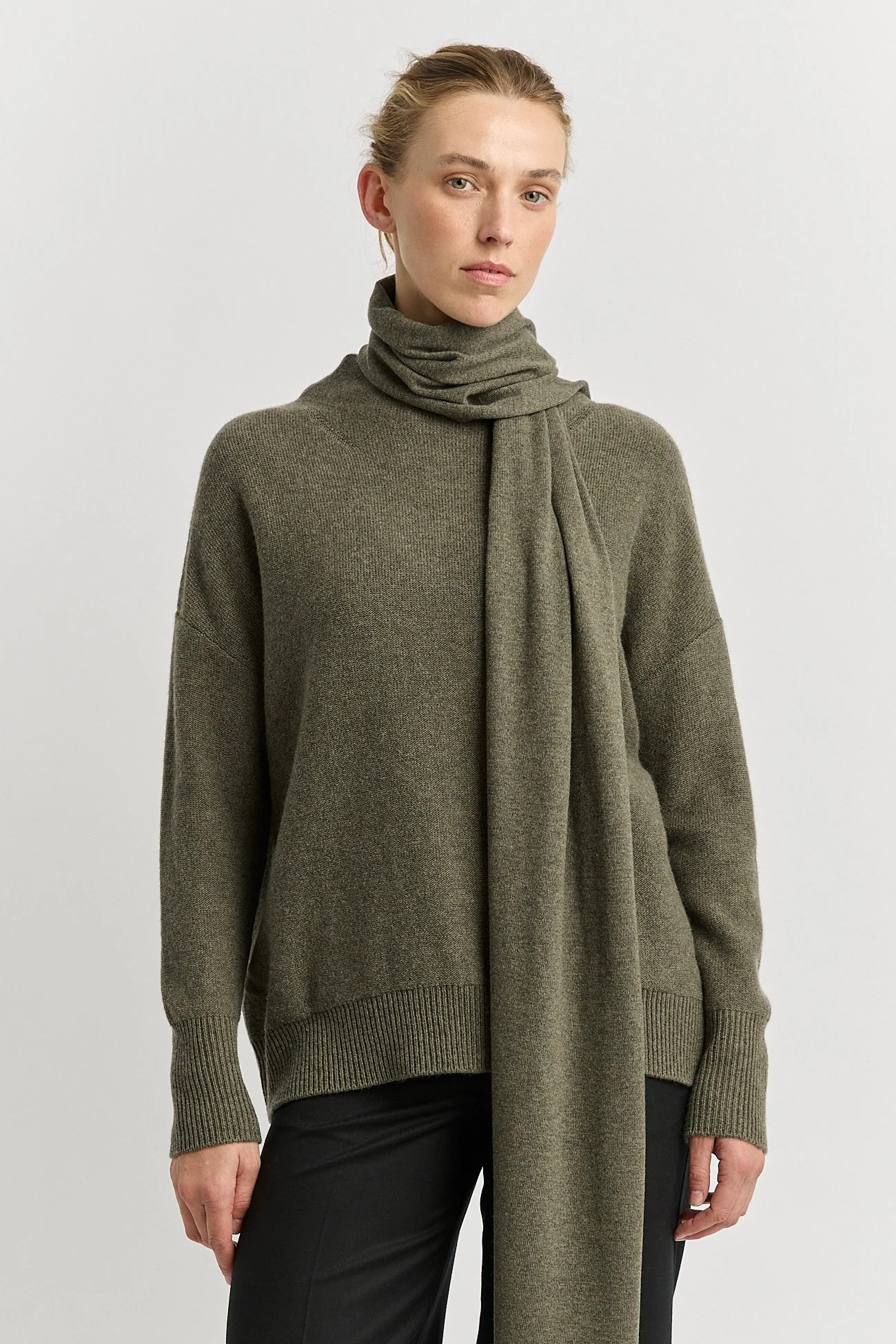 Toorallie-Light-Merino-Scarf-9046-KALE-CottonWool.jpg