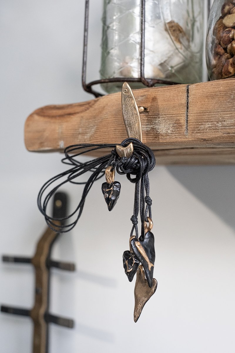 Pesci-Che-Volano-Guardino-Pendant-Black-CottonWool (3).jpg