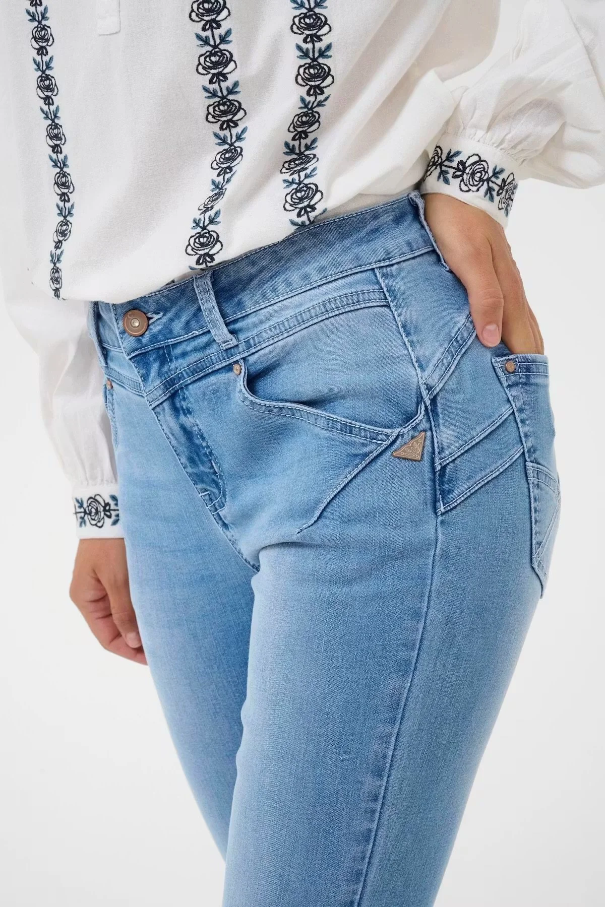 Cream-Clothing-Amalie-Bootcut-Jeans-Cleveland-Light-Blue-CottonWool (2).jpg