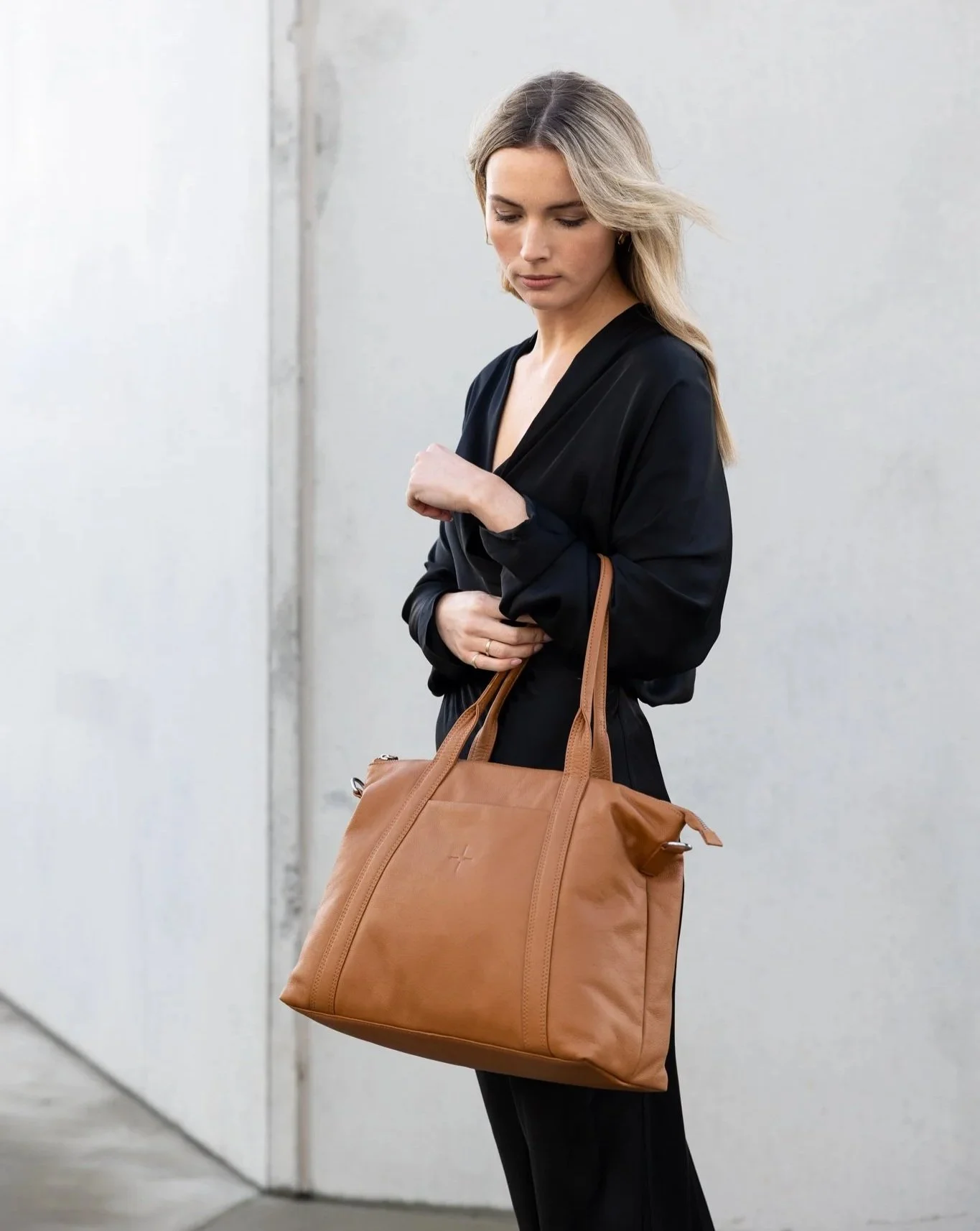 Dusky-Robin-Leather- Valentina Tote Tan- CottonWooljpg