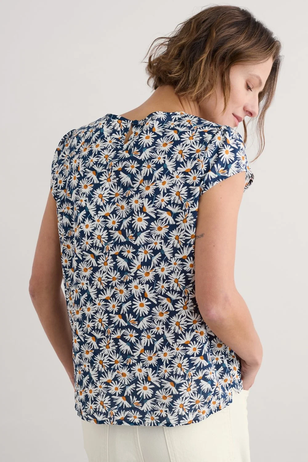 Seasalt-Garden-Gate-Top-Scatter-Daisy-CottonWool