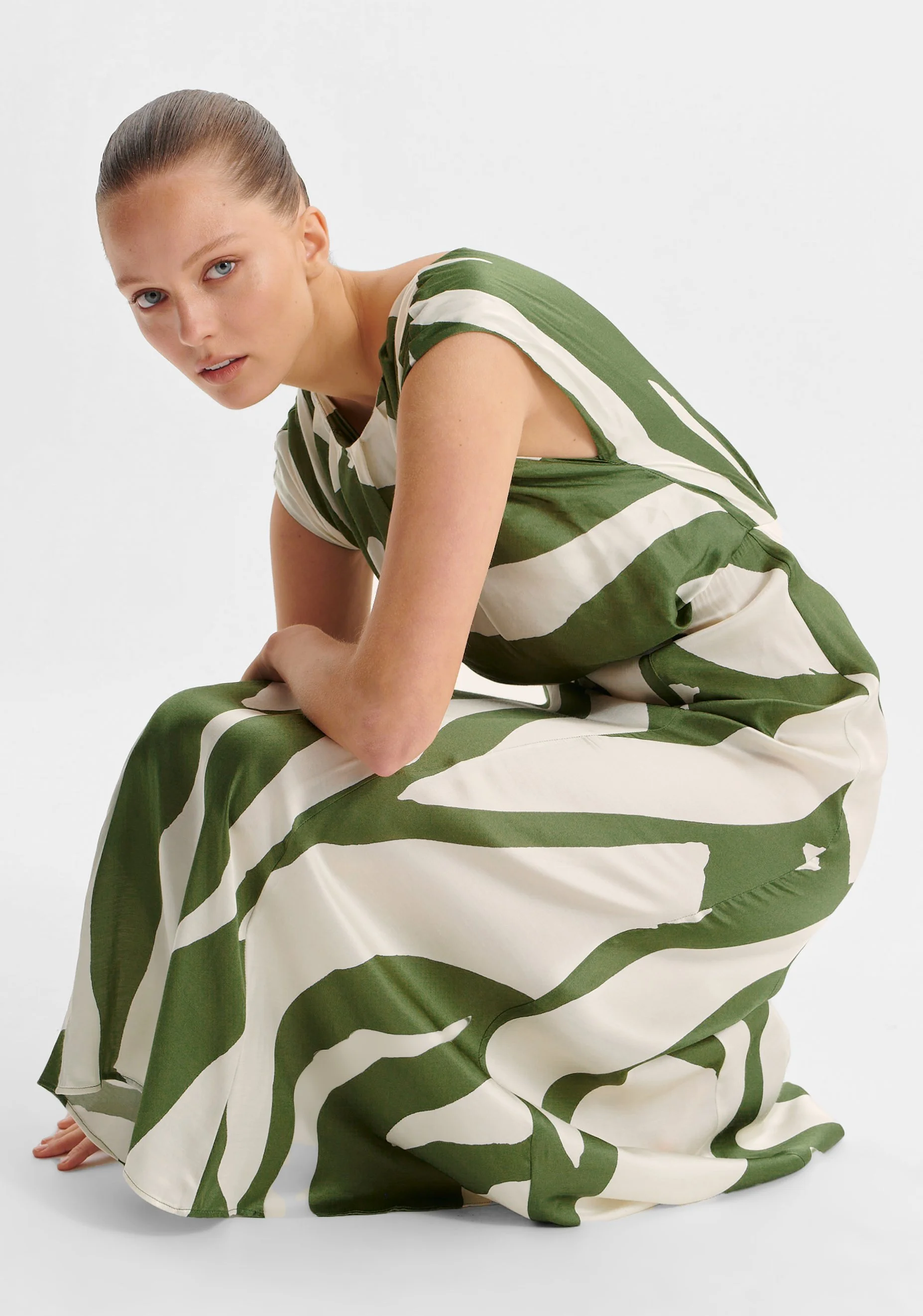 Morrison-AW26-Zinnia-Dress-Print_CottonWool (5).jpg