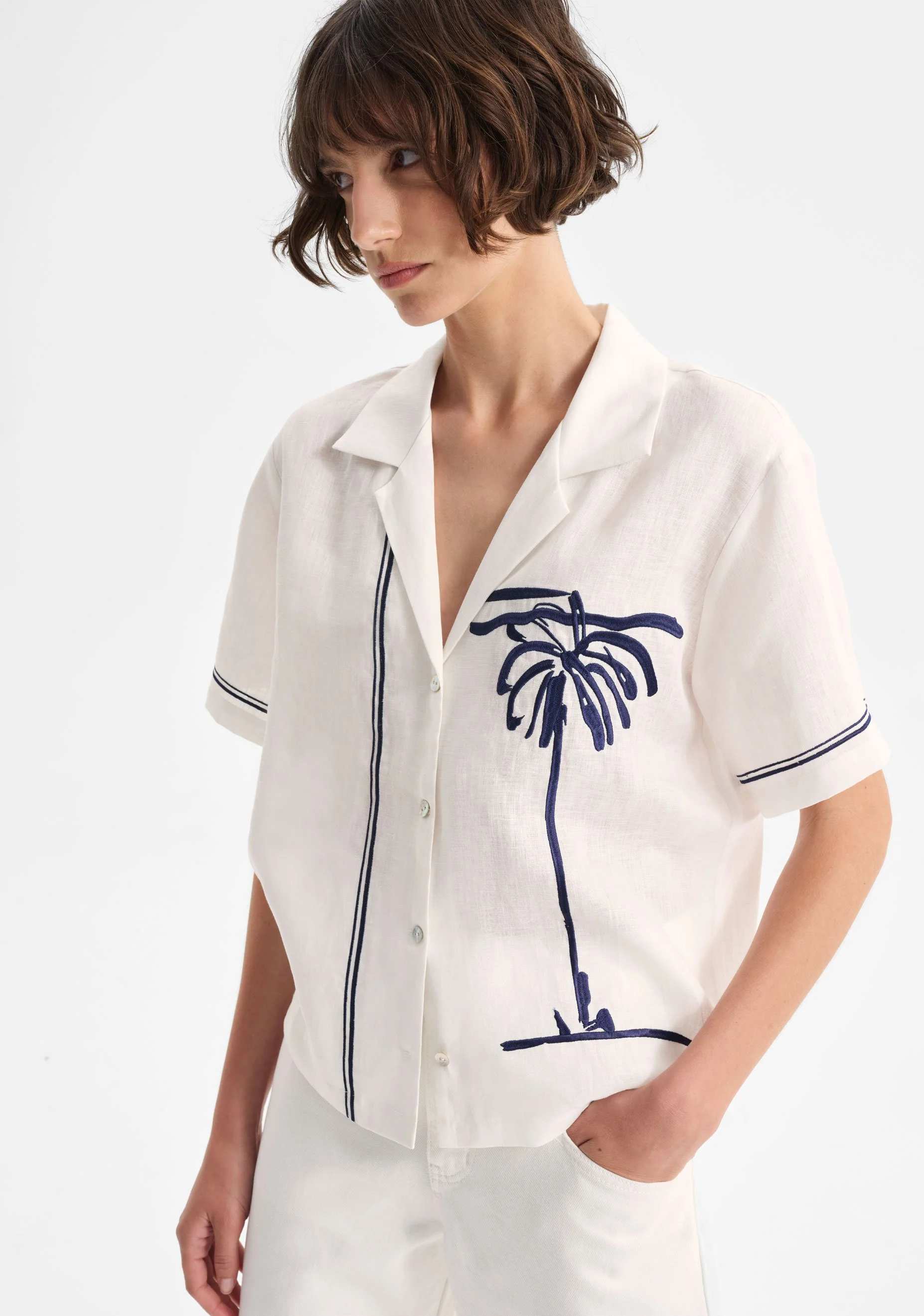 Morrison-SS25-Capri-Linen-Shirt-White_CottonWool (3).jpg
