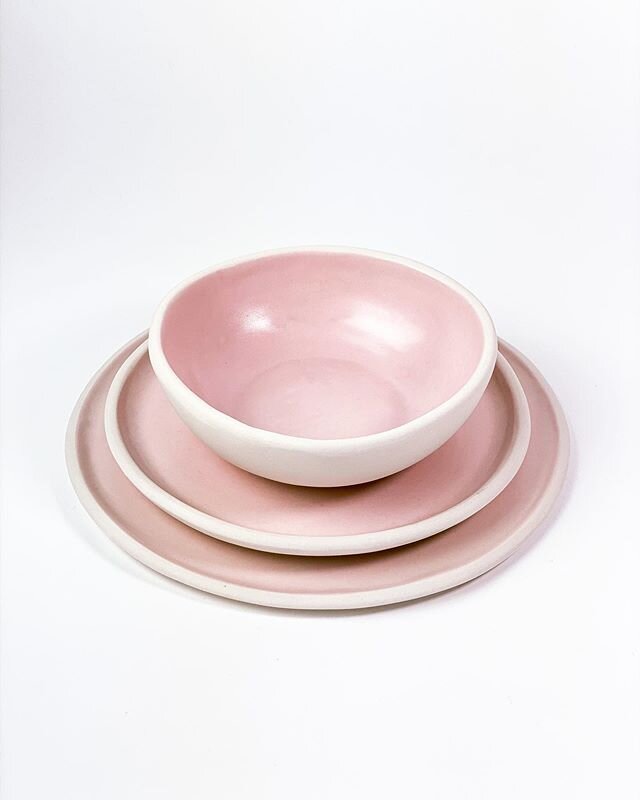 just waltz in pink into that home brunch!!!! (and let me know if I can help your cabin fever with new tableware 😬😊)...
In other hands, some news: all this quarantine thing, besides lone time at studio, gave some free time to finally start to put to