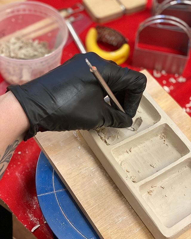 my ocd has flair up 👹(with a side of the eczema on my hands😭). so to counterattack them nothing better than some agressive kurinuki action making trays, catch alls and some bigger vessels... 😝 .
.
.
.
.
#ceramics #pottery #handmade #kurinuki #desi