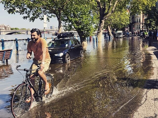 The Thames River is seen overflowing its banks as members of the public enjoy the bank holiday sunshine during lockdown. #cycling #riverthames #sunshine #summer #putney #dailywalkpics