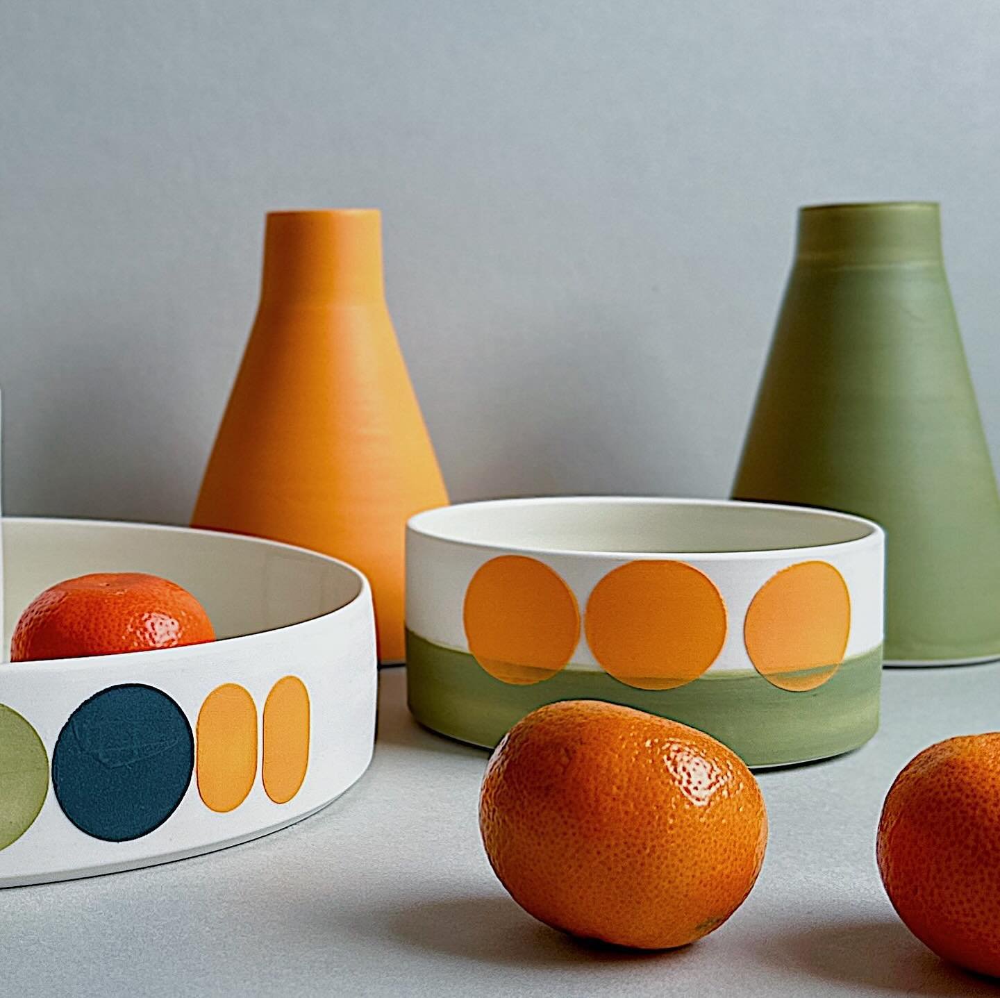 Orange 🍊 and olive 🫒 
.
.
.
.
#handmade #wheelthrown #porcelain #pottery #slipware #bythelinepottery #porcelainpottery #modernceramics #studiopotter #maker #contemporaryceramics #madeinlondon #ceramics #craft #ceramicdesign