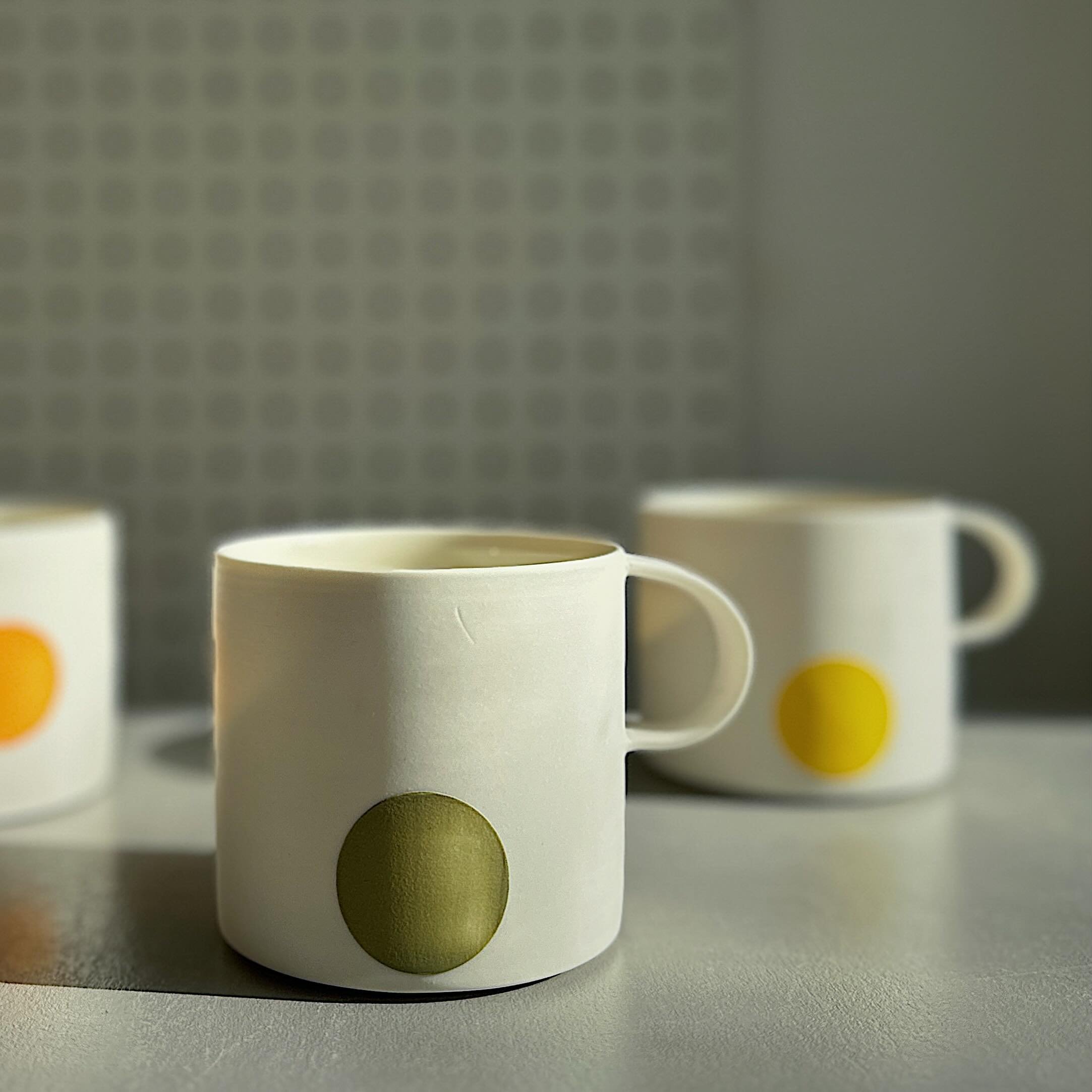 Olive green dot
.
.
.
.
#handmade #wheelthrown #porcelain #mug #mugshot #pottery #slipware #bythelinepottery #porcelainpottery #modernceramics #studiopotter #maker #contemporaryceramics #madeinlondon #ceramics #craft #ceramicdesign