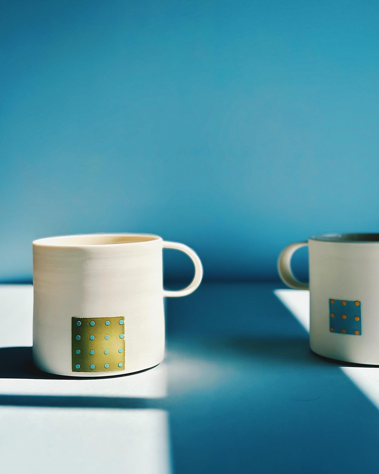 Olive and azure slip square mug. 
.
.
.
.
#handmade #wheelthrown #porcelain #pottery #porcelainpottery  #handmadeceramics #modernceramics #studiopotter #maker #contemporaryceramics #minimalistceramics #ceramics #craft #ceramicdesign  #CAOSart25