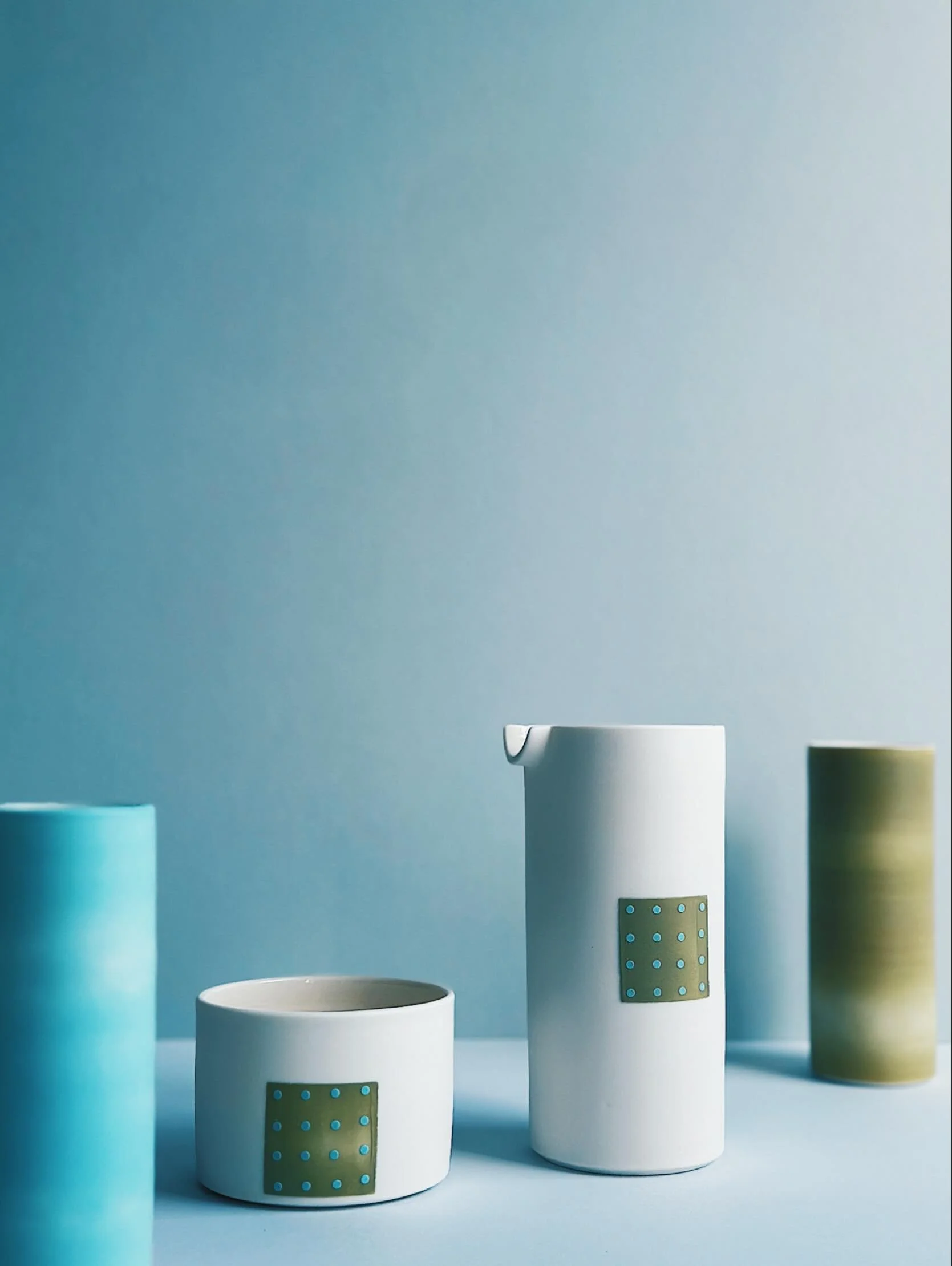 Olive and azure slip stencilled polished porcelain pot and pourer 
.
.
.
#handmade #wheelthrown #porcelain #pottery #porcelainpottery  #handmadeceramics #modernceramics #studiopotter #maker #contemporaryceramics #minimalistceramics #ceramics #craft #