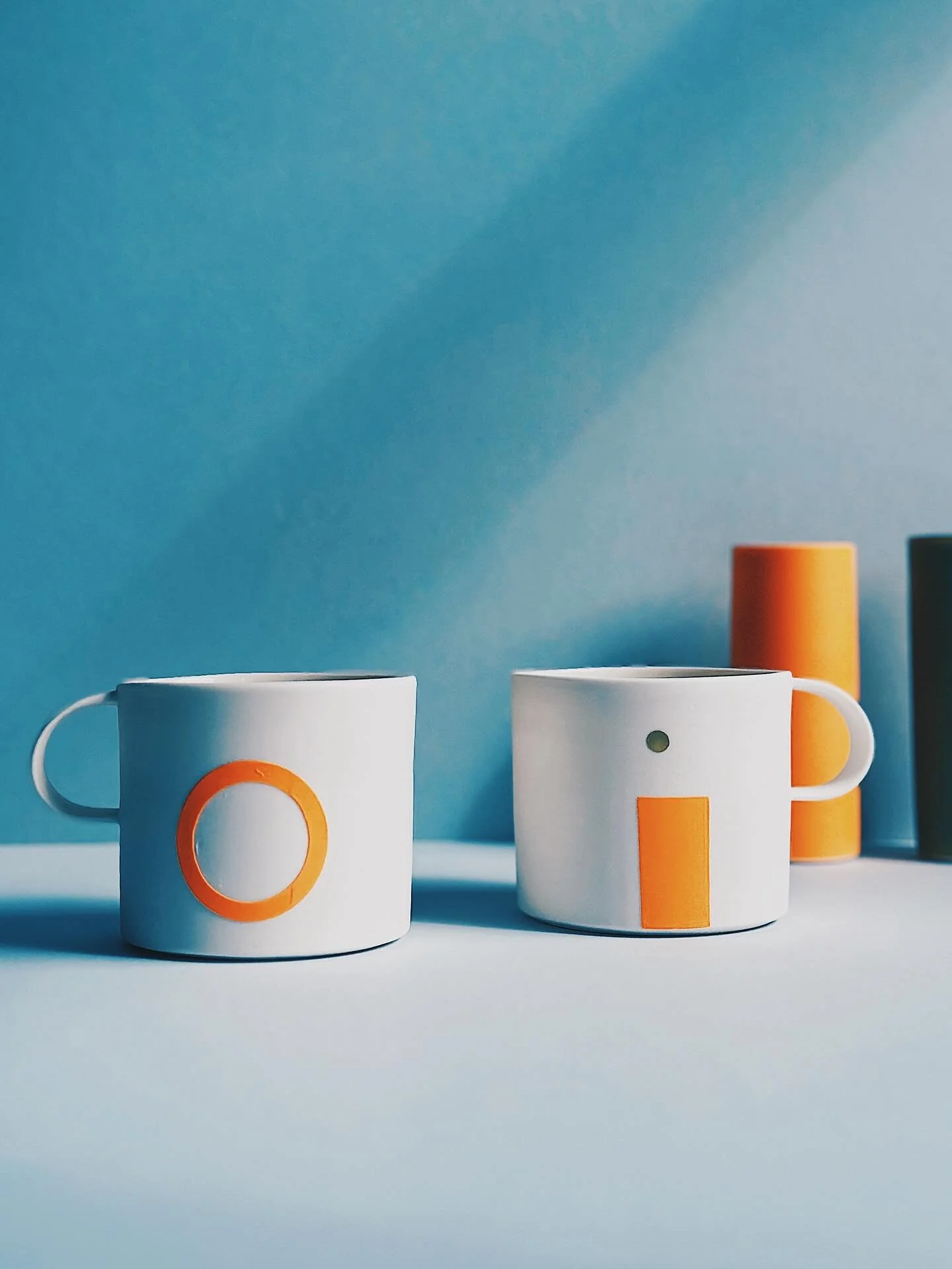 Orange 🍊 and olive 🫒 
.
.
.
.
#handmade #wheelthrown #porcelain #yellow #pottery #slipware #bythelinepottery #porcelainpottery #handmadeceramics #modernceramics #studiopotter #maker #contemporaryceramics  #decoratedclay #ceramics #craft #ceramicdes