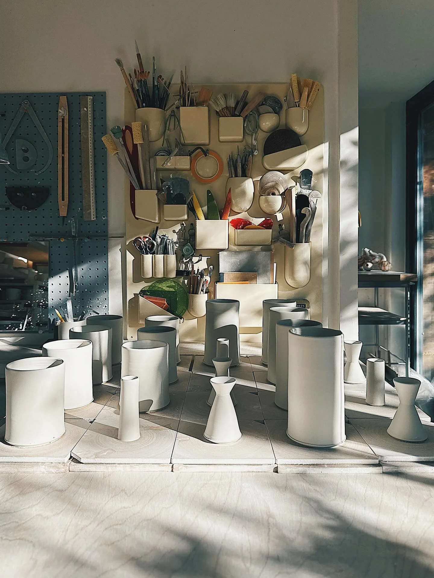 Busy making making at the moment, but pausing to appreciate the shapes and shadows&hellip;
.
.
.
.
#handmade #wheelthrown #porcelain  #pottery  #bythelinepottery #porcelainpottery #handmadeceramics #modernceramics #studiopotter #maker #contemporaryce