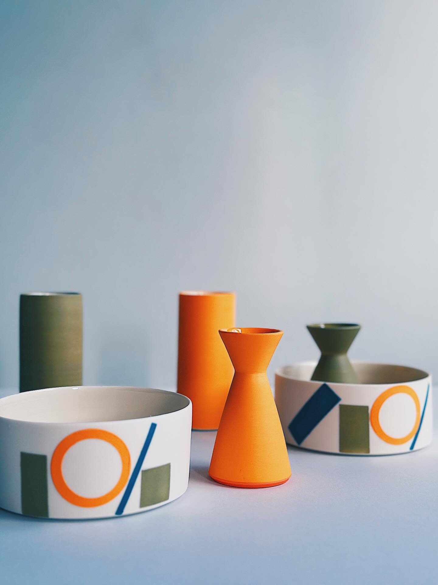 A few more pictures of slip stencilled pots that landed at the lovely @craftleeds this week, this time in olive and orange 🫒🧡
.
.
.
.
.
#handmade #wheelthrown #porcelain #porcelainpottery #carshaltonartists