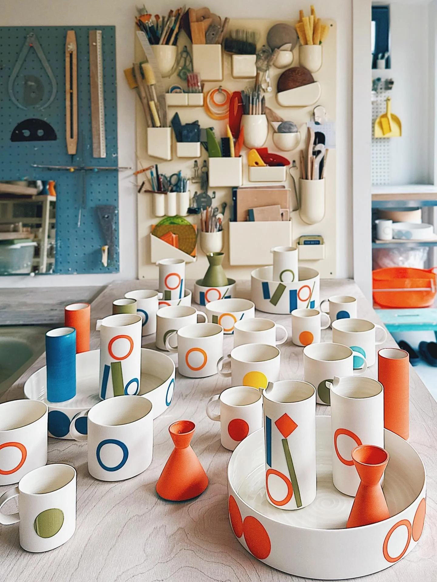 Freshly diamond polished porcelain pots waiting to be gathered up for a few gallery tops in progress at the moment. The first grouping will be heading out to @joc_ceramics_gallery for their monthly Open Gallery this Sunday 1st March 1-5 pm 
.
.
.
.
.