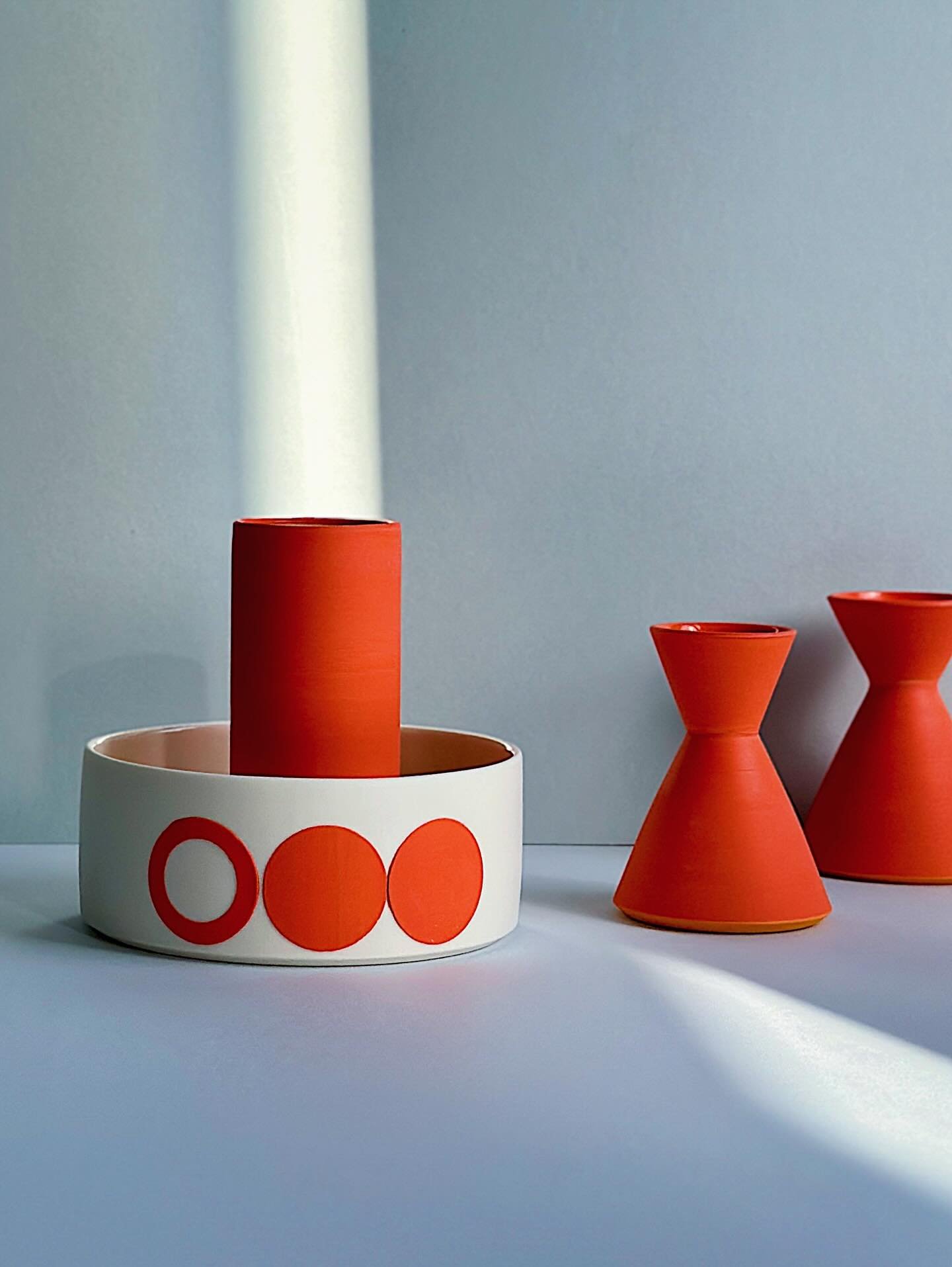 This rich orange red slip is one of my favourites at the moment, whether used as a solid colour or stencilled against the white porcelain ⭕️🔴🔴
.
.
.
.
.
#handmade #wheelthrown #porcelain #porcelainpottery #carshaltonartists