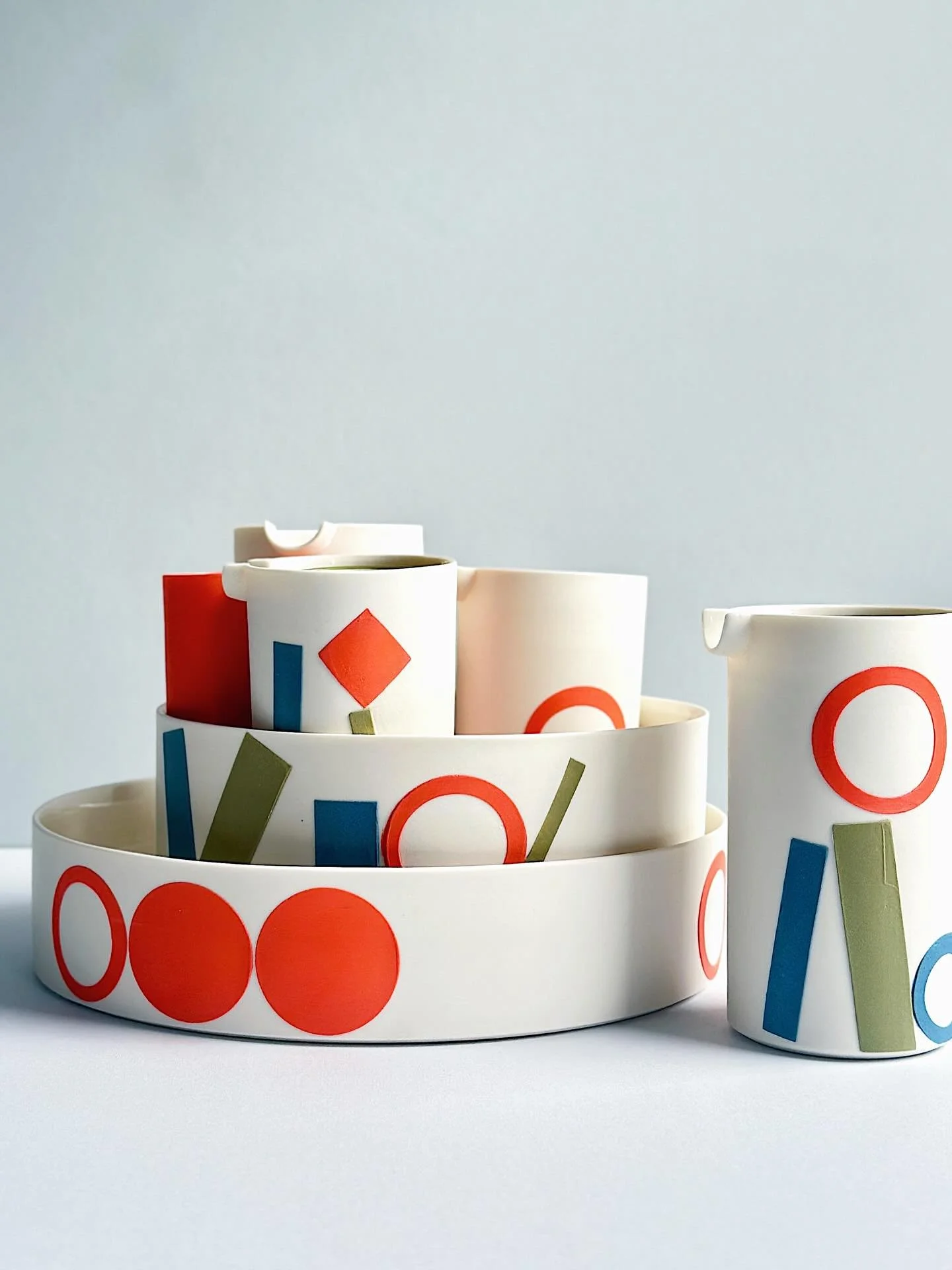 Building up batches for galleries, pieces that work individually and in groups. All hand-thrown colour stained slip stencilled porcelain. Some pieces here include serving dishes, pourers and bud vases
.
.
.
.
.
 #wheelthrown #porcelain #porcelainpott