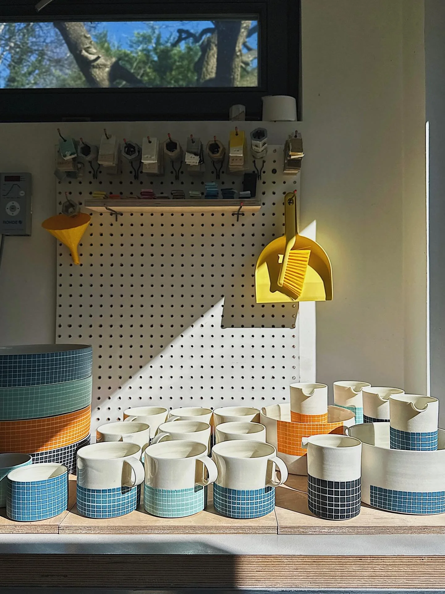 A top up of big dishes, mugs and pourers heading out to @newbreweryarts today who stock my sgraffito range 
.
.
.
.
.
 #wheelthrown #porcelain #porcelainpottery #handmadeceramics #bythelinepottery