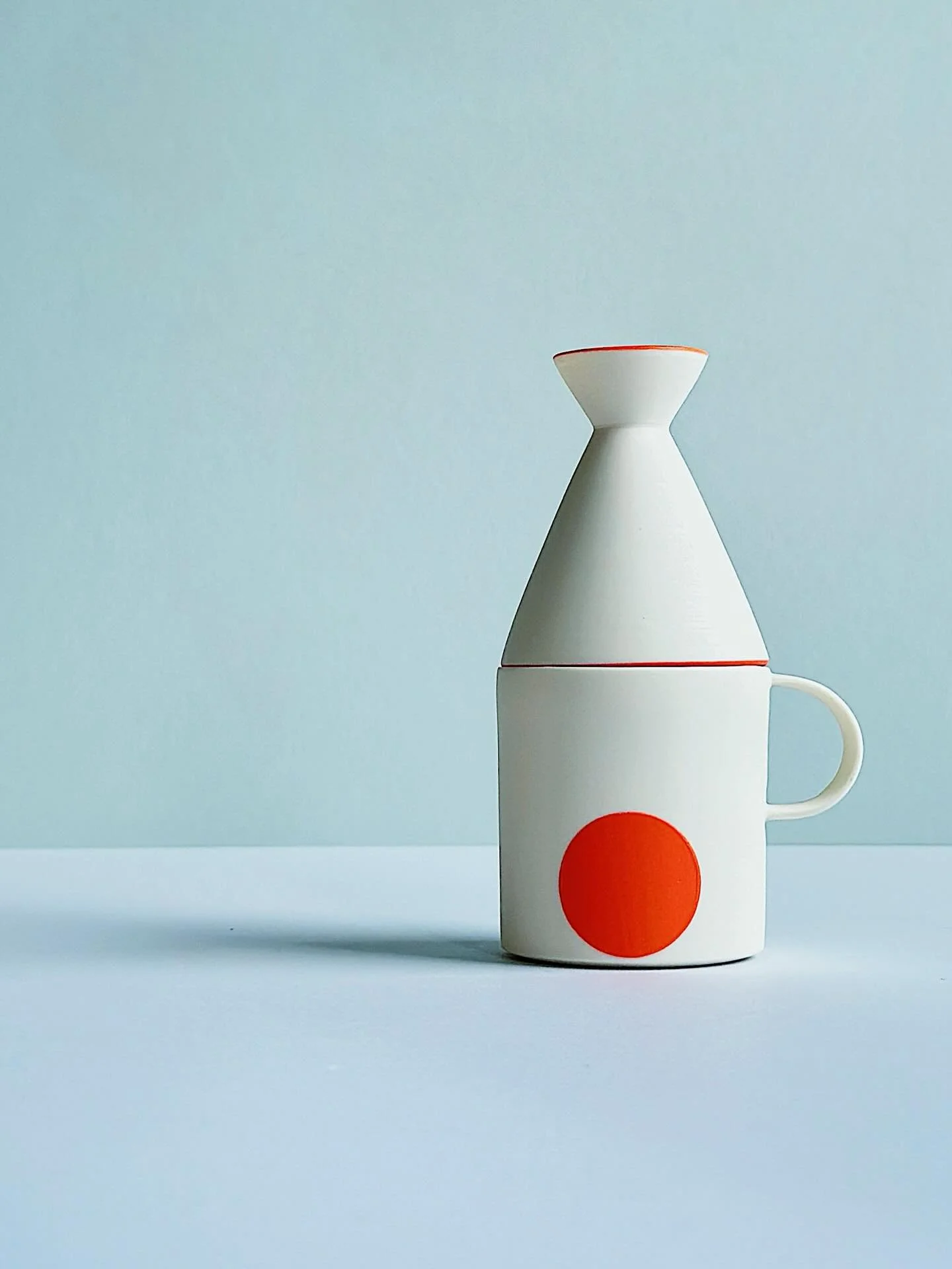 Mini vase and friends
.
.
.
.
.
 #wheelthrown #porcelain #porcelainpottery #handmadeceramics #carshaltonartists