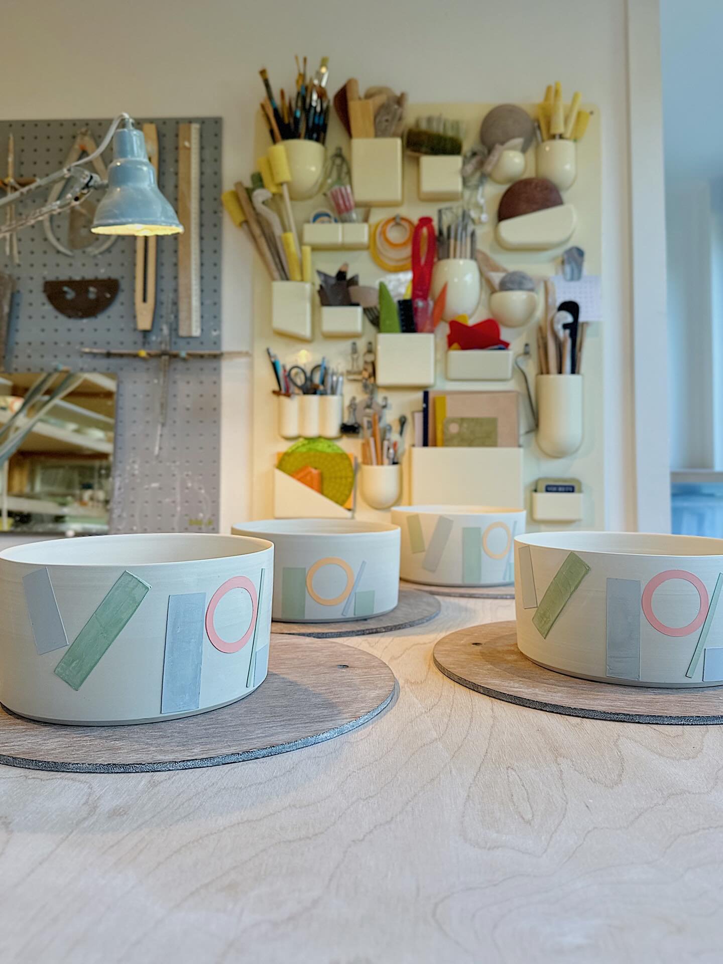 Deep dish decoration day : D
.
.
.
.
.
 #wheelthrown #porcelain #decorated #contemporaryceramics #carshaltonartists