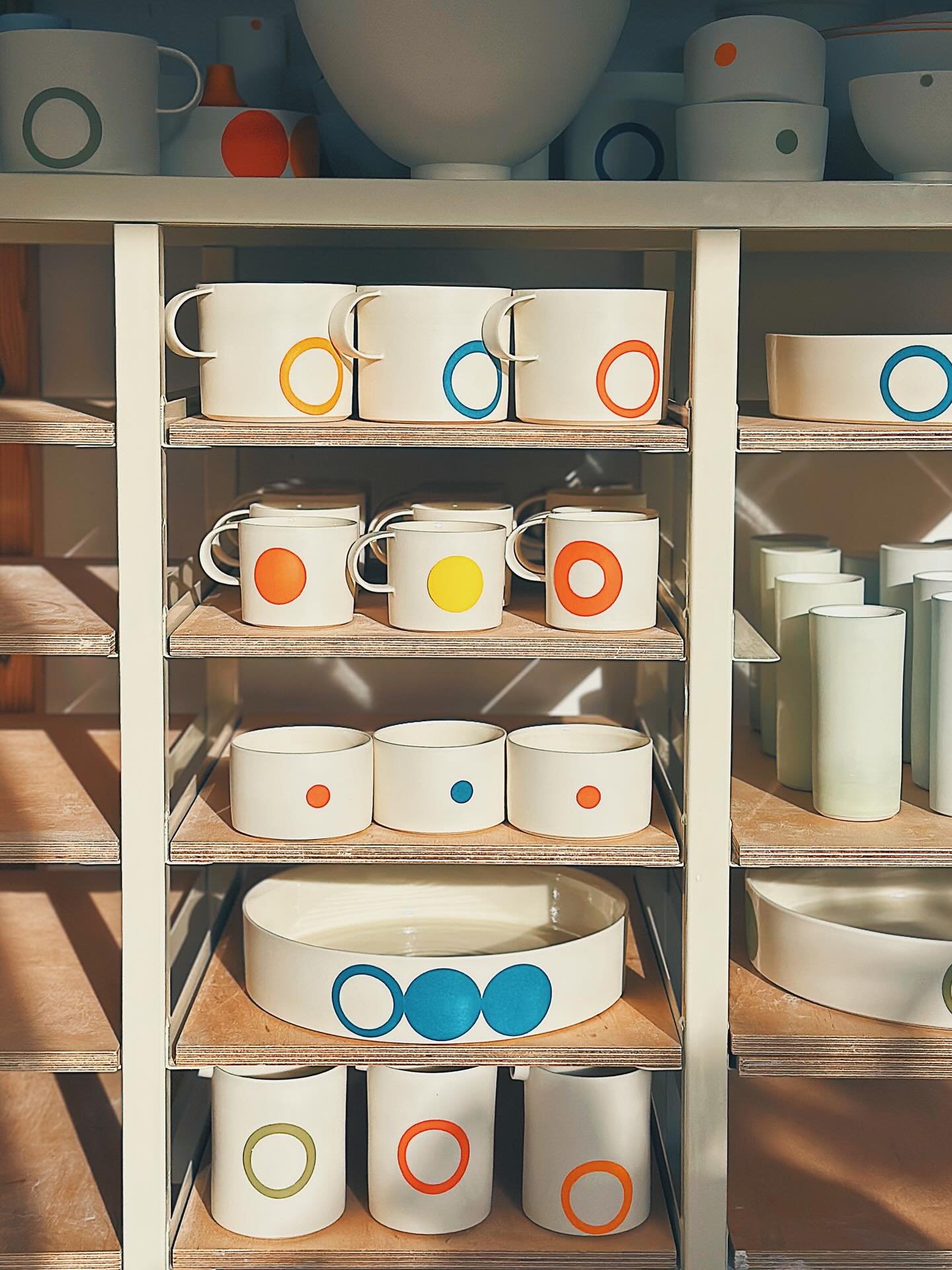 Sunny studio shelfie from earlier this week 
.
.
.
.
.
 #wheelthrown #porcelain #studiopottery #contemporaryceramics #carshaltonartists