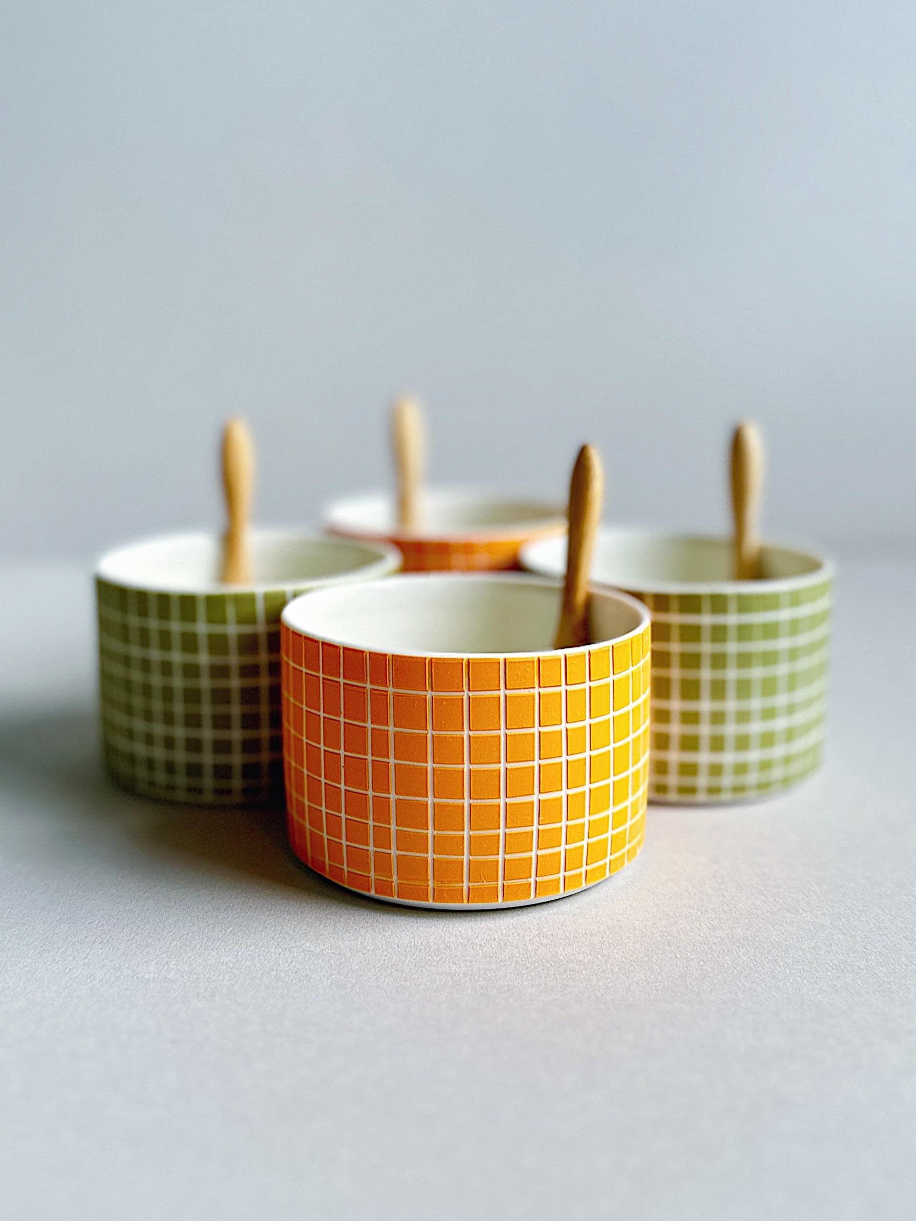 Delighted to send a top up of pots to @saltbox_gallery in Helmsley, Yorkshire including a mixture of sgraffito and slip stencilled pieces. I heard they arrived safely yesterday : D 
.
.
.
.
.
 #wheelthrown #porcelain #studiopottery #saltboxgalleryhel