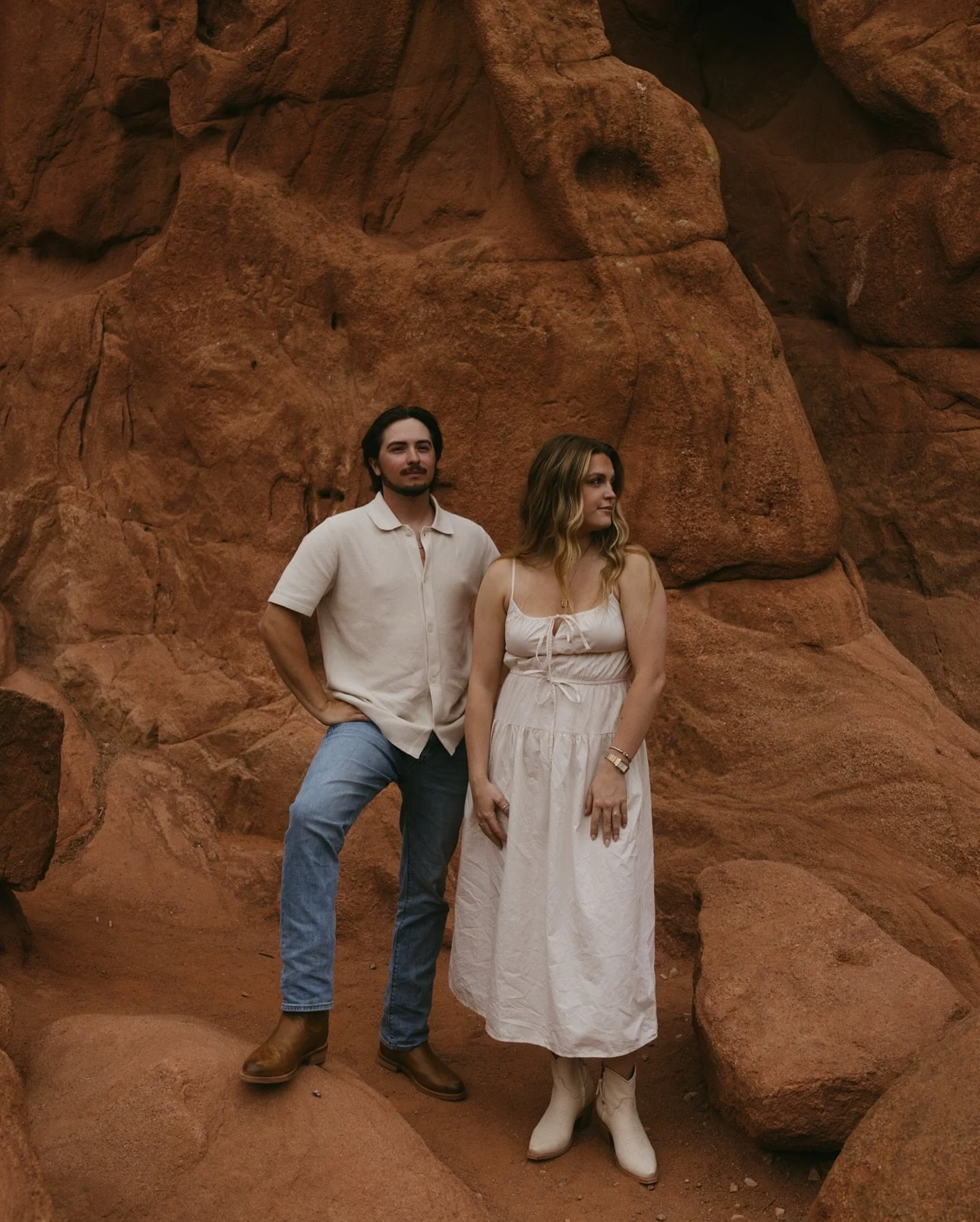 There&rsquo;s just something magical about sunrise and sunset at Garden of the Gods 🌄 &mdash; the red rocks glowing, the light wrapping around you, and the whole park feeling like it&rsquo;s just yours.

If you&rsquo;re dreaming of engagement photos