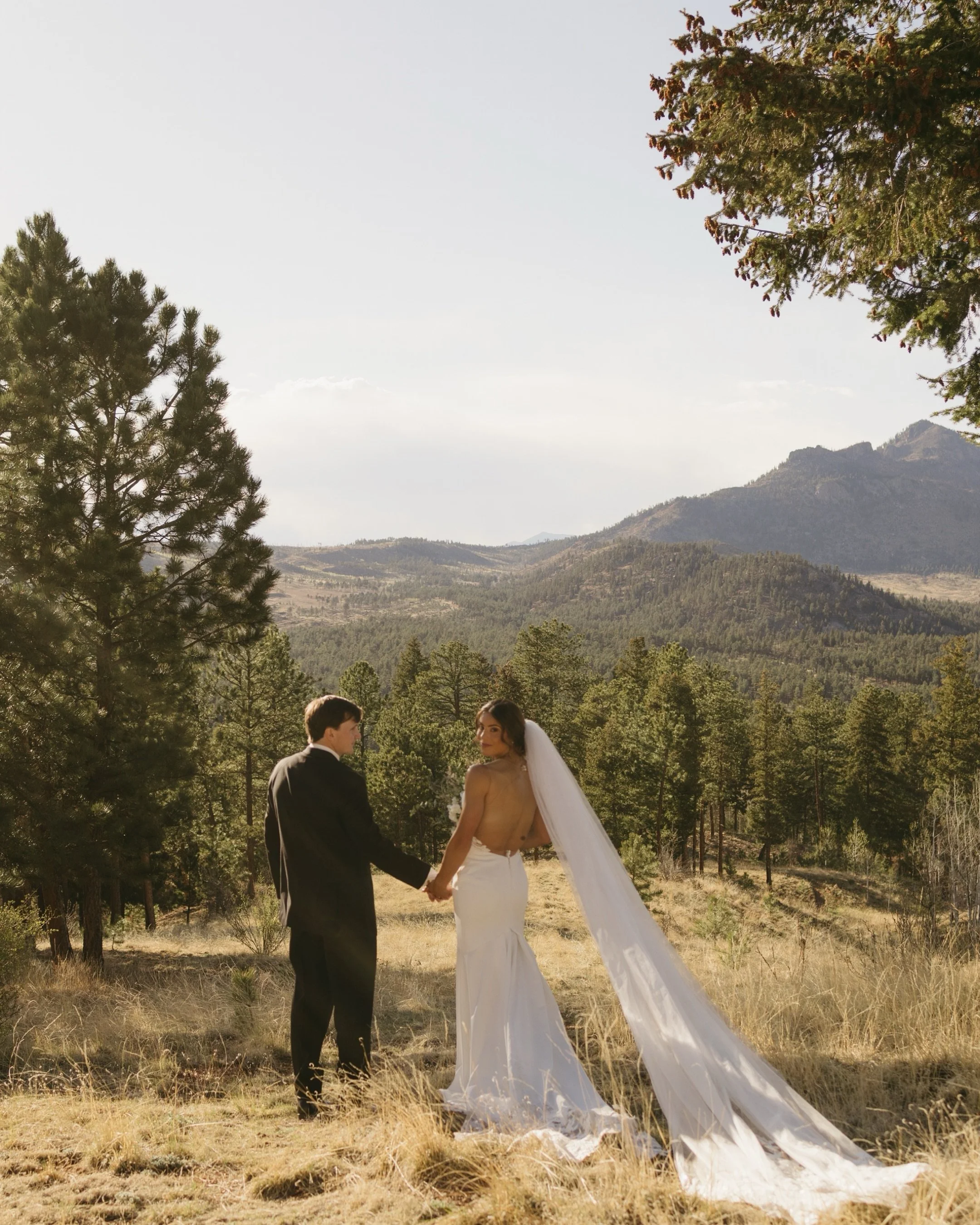 This is honestly way too hard to pick a few favorites from this gorgeous day at @pikespeakranch. Bre and Sam came from Texas with their closets family and friends and had such a beautiful sunny Colorado wedding day among the trees and mountains! 

Wh