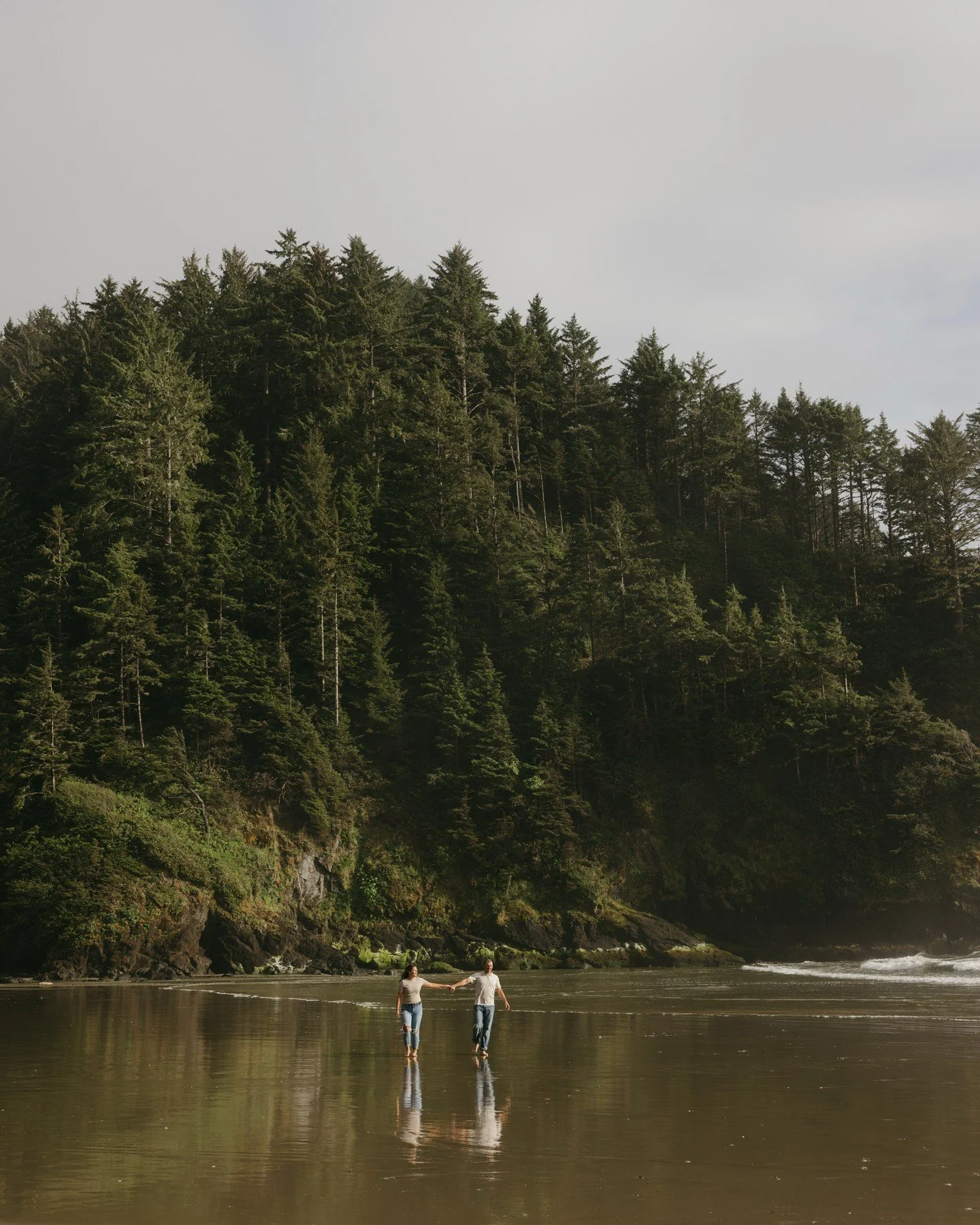 The Oregon Coast showed off for us in the best way. 🌊✨ We spent the entire evening laughing, chasing waves, getting our feet soaked, and embracing every carefree moment together. Just when we thought the clouds might keep the sun hidden, it made a q