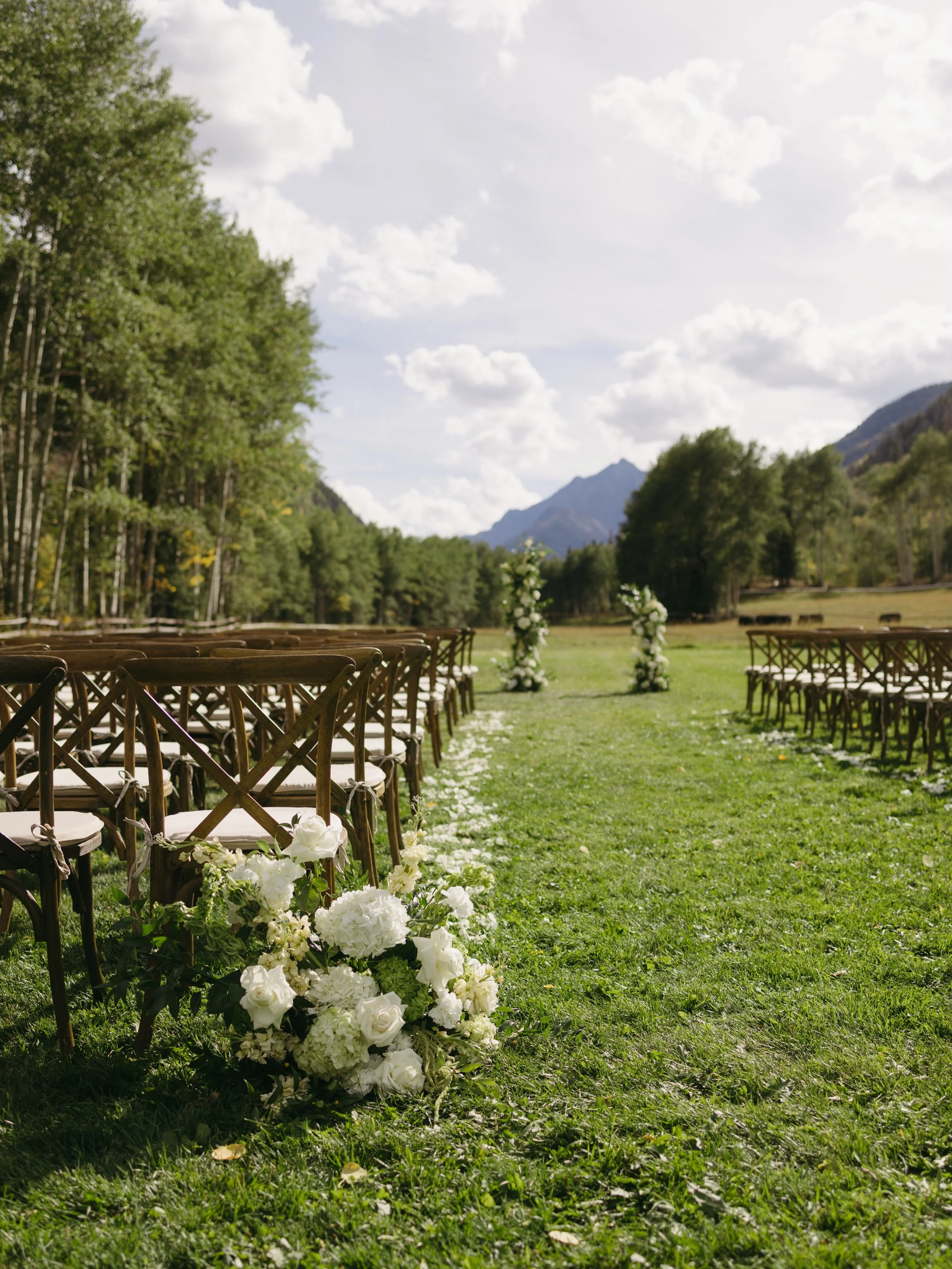 Just a few pretty clips of the florals done by the ever talented @somicaweddings! 

Venue: @tlazy7_weddings in Aspen, CO 
Photo &amp; Video: @chuckandshiloh 

Aspen wedding photographer, wedding florals, wedding inspiration, Colorado wedding photogra