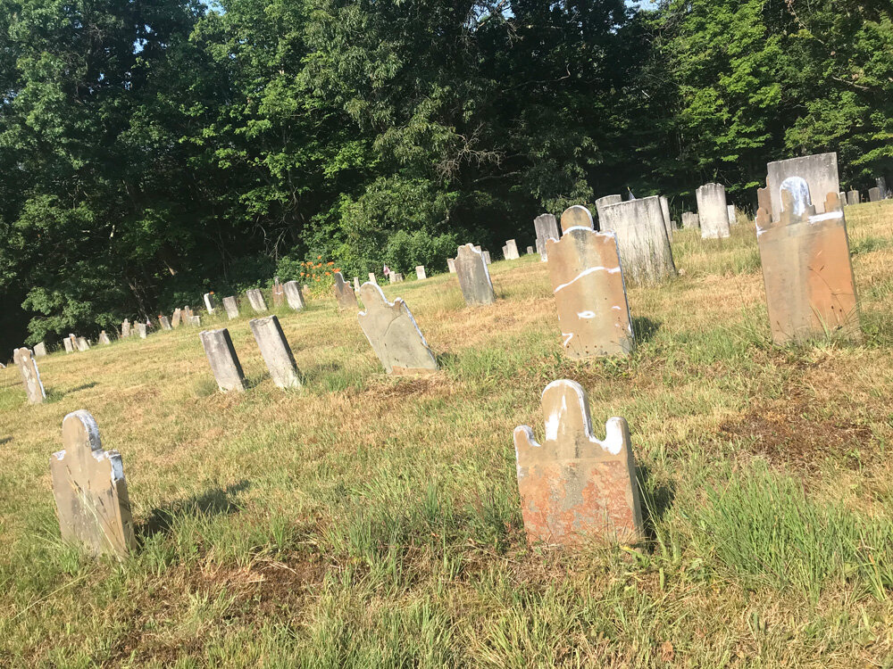 Old_tombstones_unmarked_graves.jpg