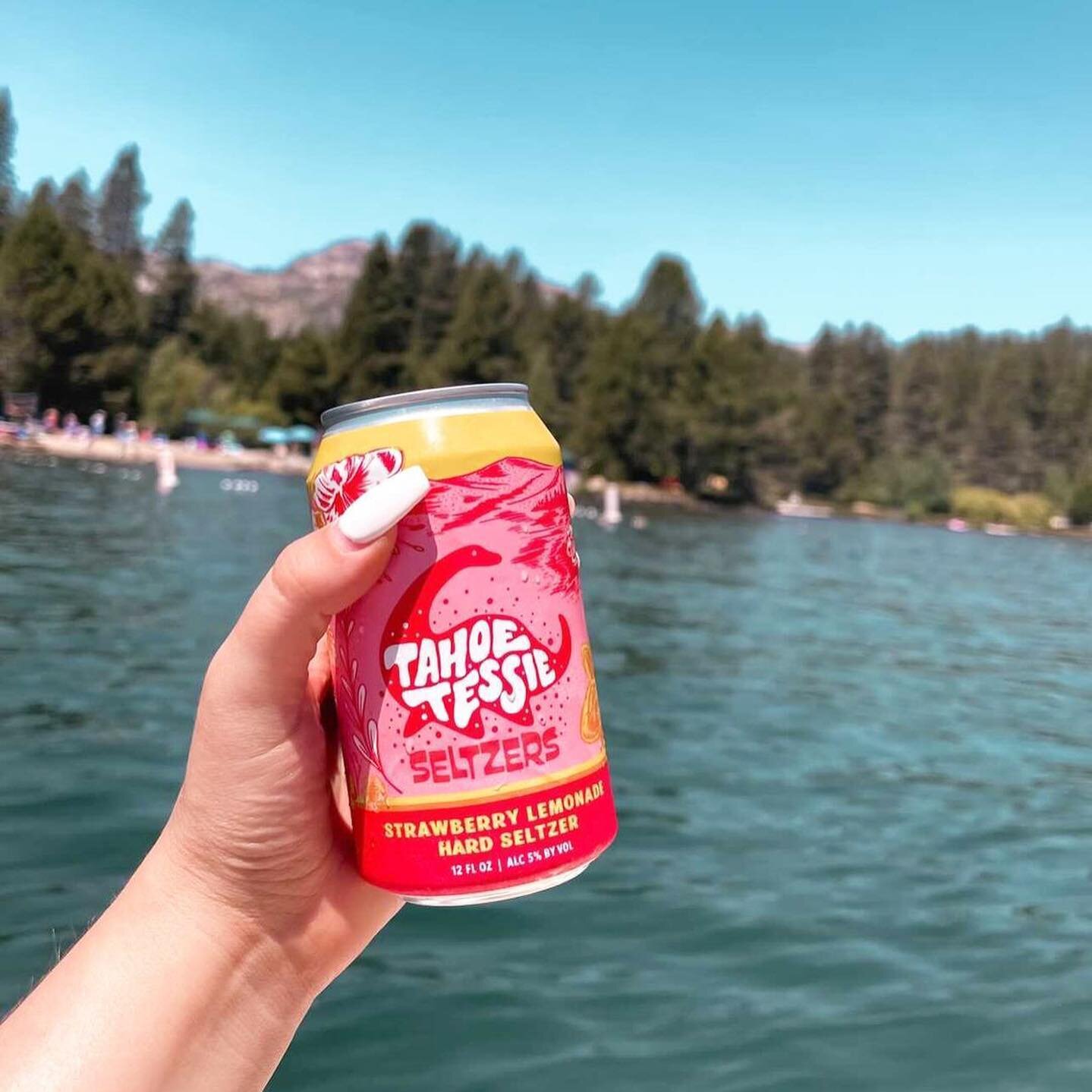 Thank you @blondiibabe for capturing these cool shots of the new strawberry lemonade hard seltzer by @tahoe_tessie_ @recordstreetbrewing 🦕🍻I can&rsquo;t wait to visit Lake Tahoe one day! Cheers from the East Coast. ☺️🤟🏻

I had so much fun designi