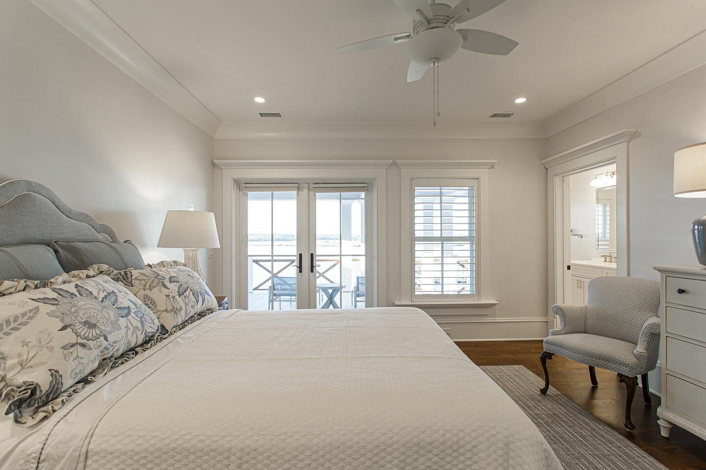 Loving this soft and serene guest bedroom in Charleston🤍