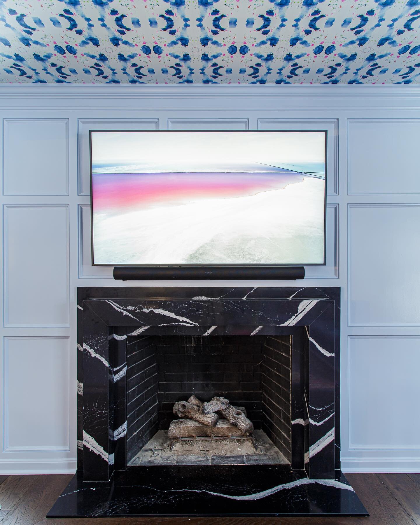 The only way we want to start the week is in front of this fireplace🔥 Happy Monday!