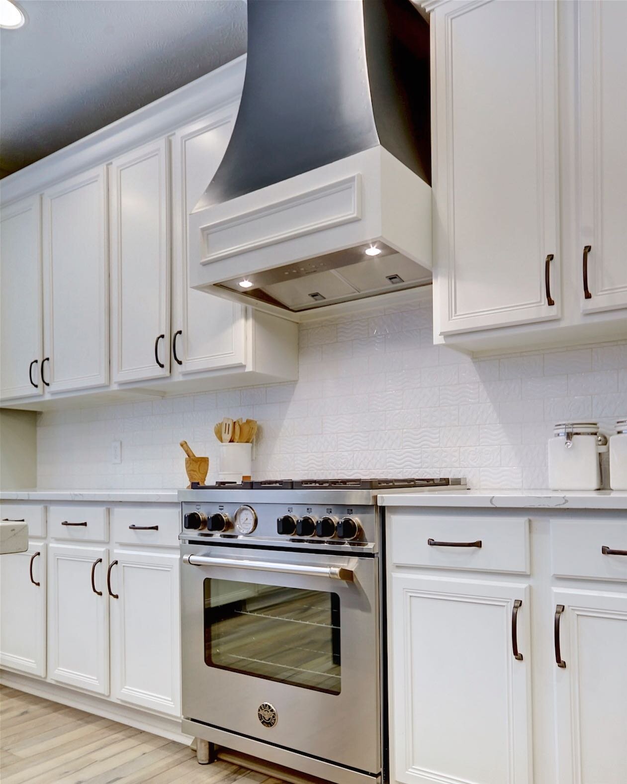 A subtle backsplash detail is the perfect way to spice up any space while keeping things clean and fresh✨