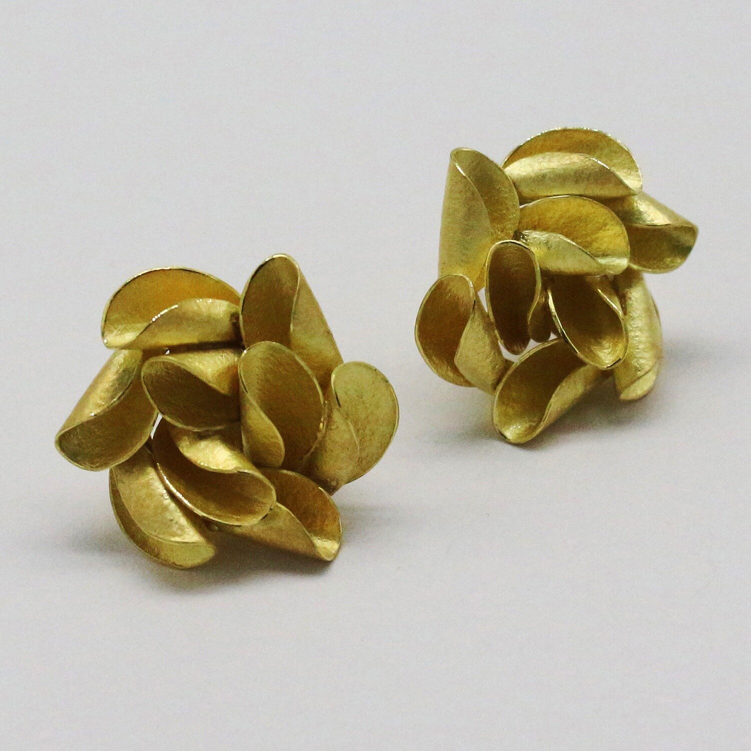 curly shell brooch gold — kayo saito jewellery