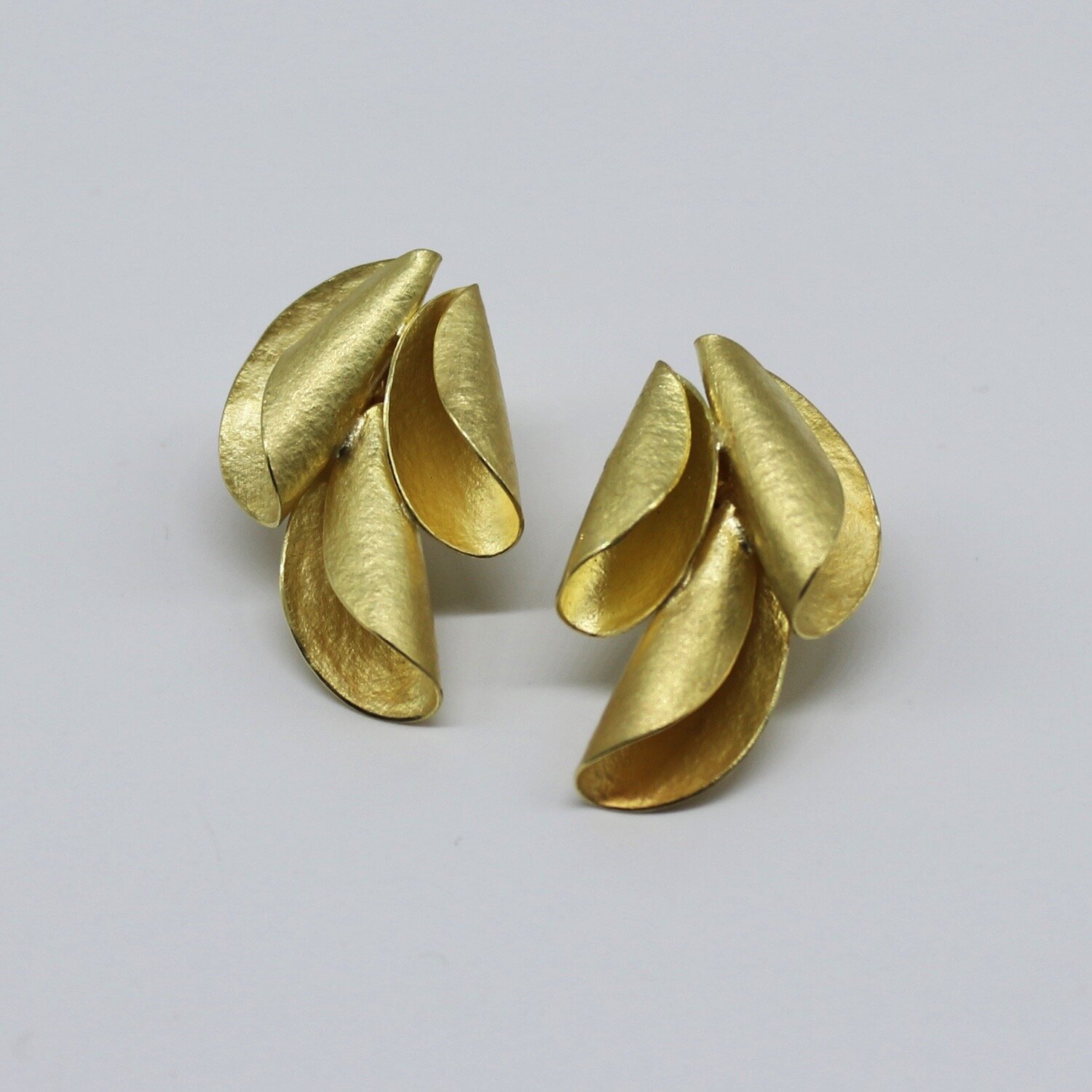 curly shell disc earrings — kayo saito jewellery