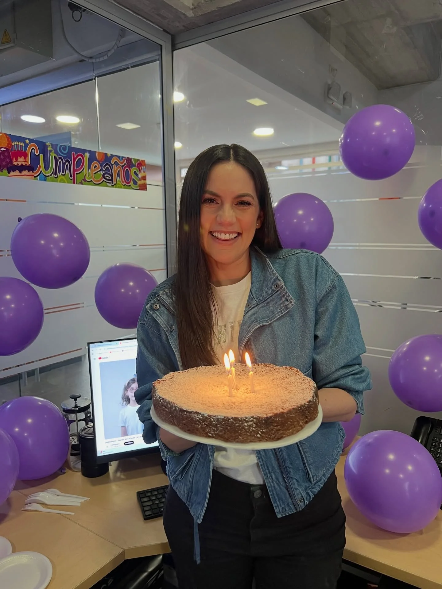 02-02-26
Ayer 01 cumpl&iacute; a&ntilde;os pero hoy estuve muy consentida y celebrada en el noti @noticiascaracol 💜🎂♒️🦄
Gracias a mi equipo hermoso de trabajo por tanto AMOR para m&iacute; #showcaracol 
PD: celebrar&eacute; todo el a&ntilde;o jaja