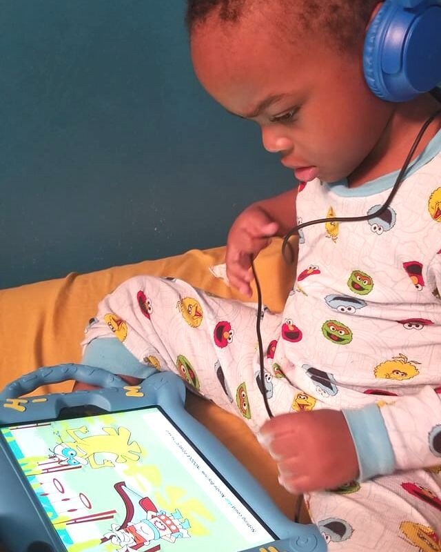 &quot;Distance learning with HOMER is fun!&quot; -Amy Simmons (HOMER mom) ❤️📚 Everything from the @sesamestreet pajamas to the concentrated look on this HOMER learner's face, makes us happy! #kidpoweredlearning
.
.
.
#momlife #sesamestreet #screenti