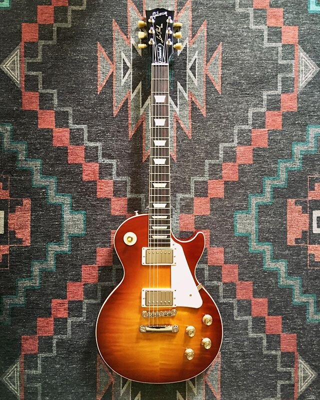 We&rsquo;ve got another #gibsonlespaulstandard that came across the #losangeles #rocknroll #rescue bench for a setup and let me tell you, this #sunburst is bursting with tone.
.
.
.
#gibsonguitars #gibson #lespaul #gibsonlespaul #onlyagibsonisgoodeno