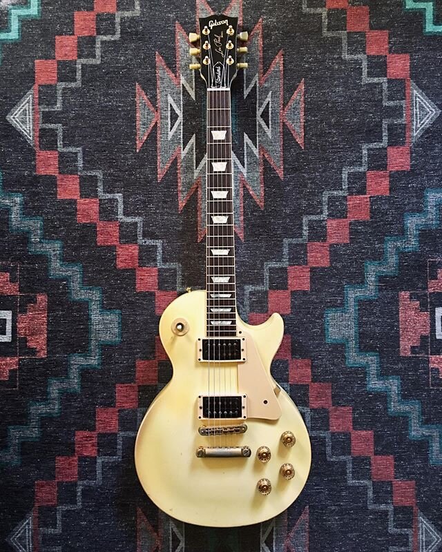 We&rsquo;ve got another Paul for y&rsquo;all! This #gibsonlespaulstandard belongs to #punkrocker Mark from @infamousstiffs and came across the #losangeles #rocknroll #rescue bench for a tune up! This #punkrock machine has been hitting stages for deca