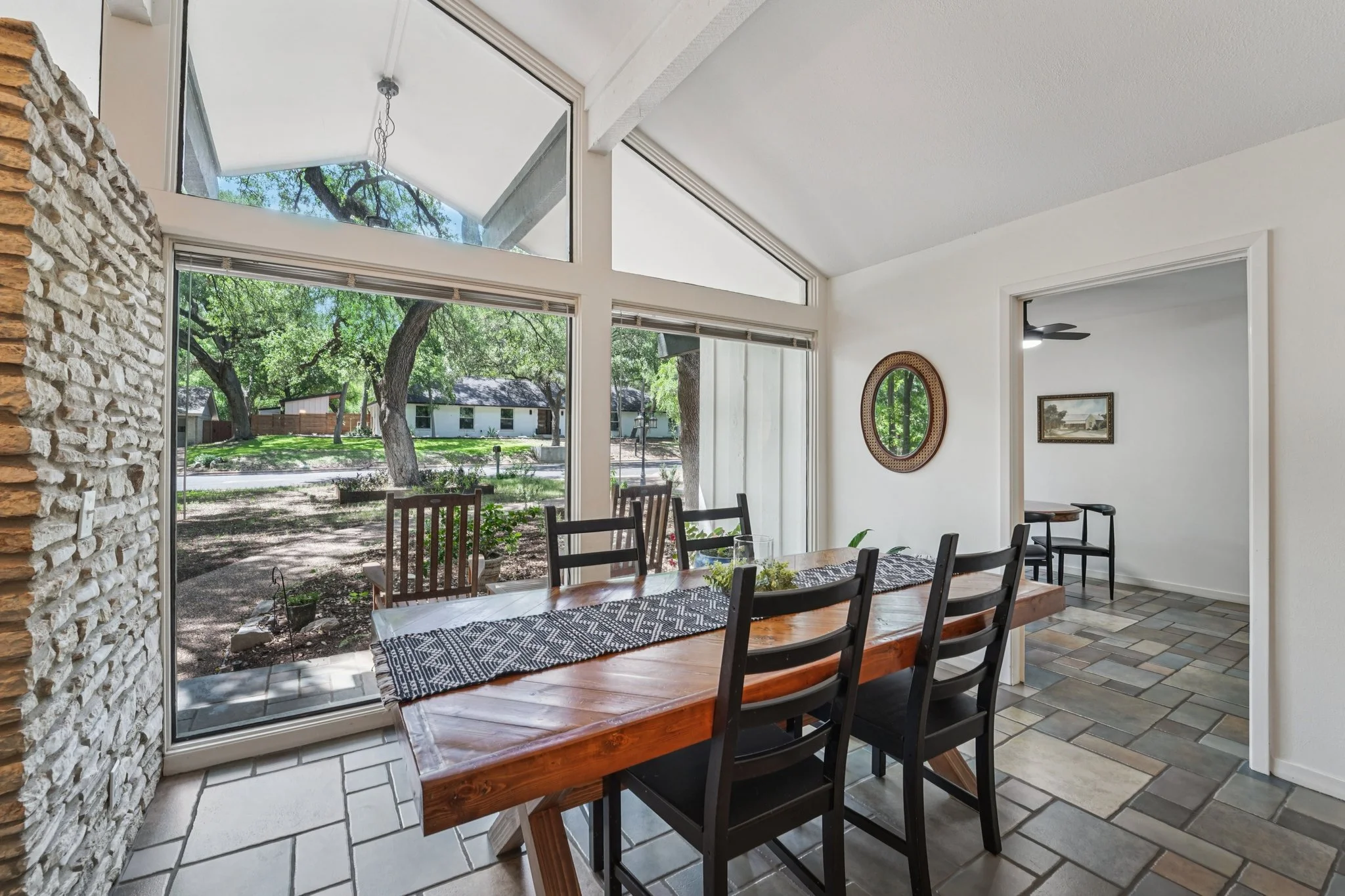 10-web-or-mls-Castlewood Dr-1806-010.jpg