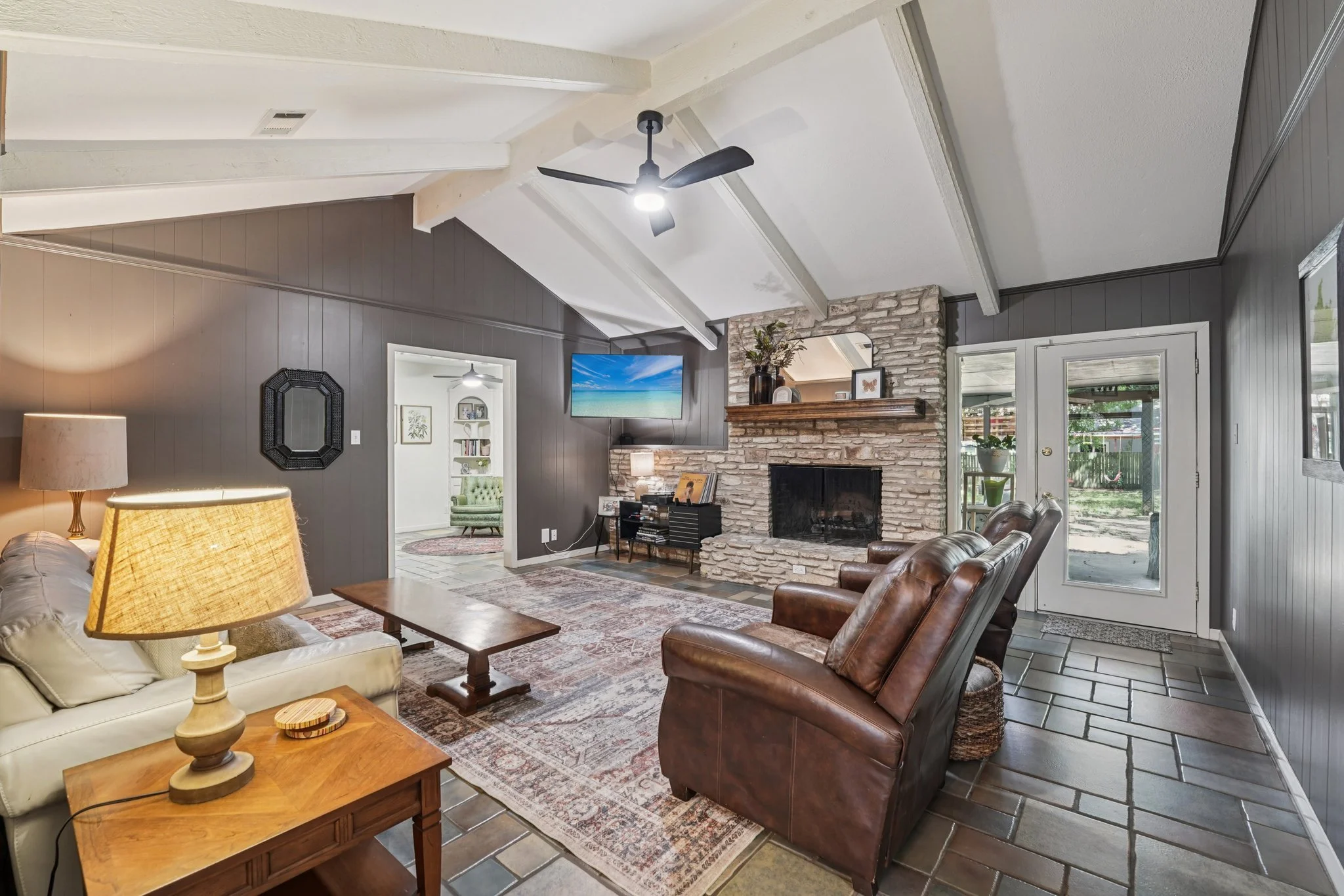 8-web-or-mls-Castlewood Dr-1806-008.jpg